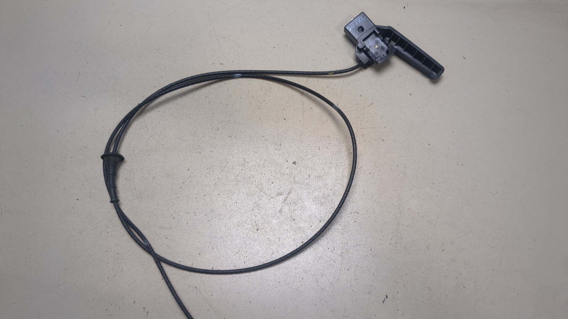 Трос открывания капота