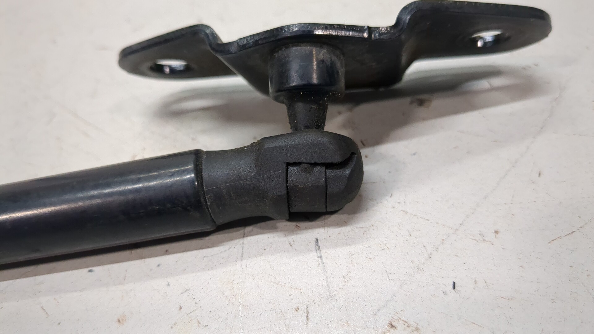 Амортизатор крышки багажника