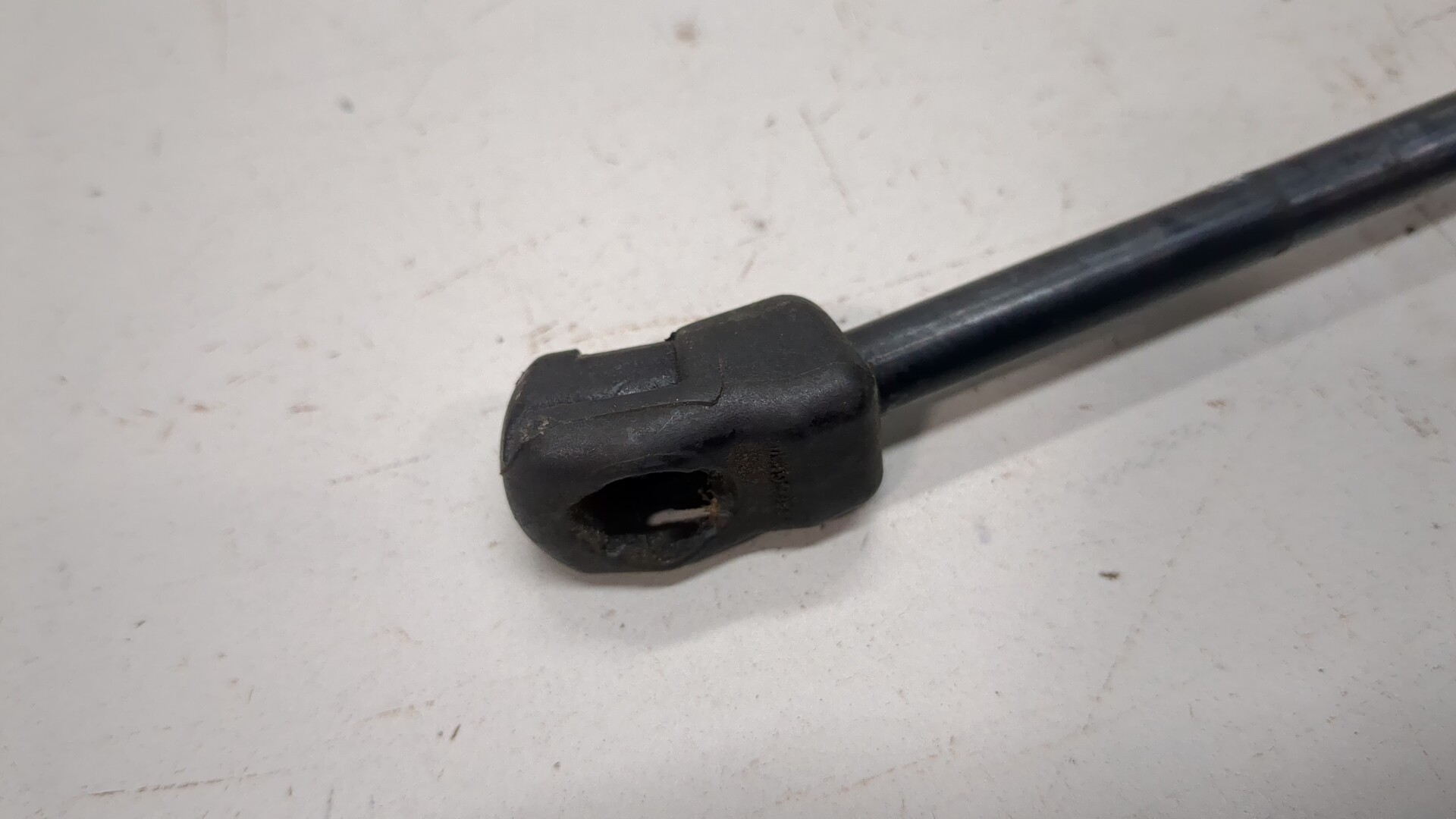 Амортизатор крышки багажника