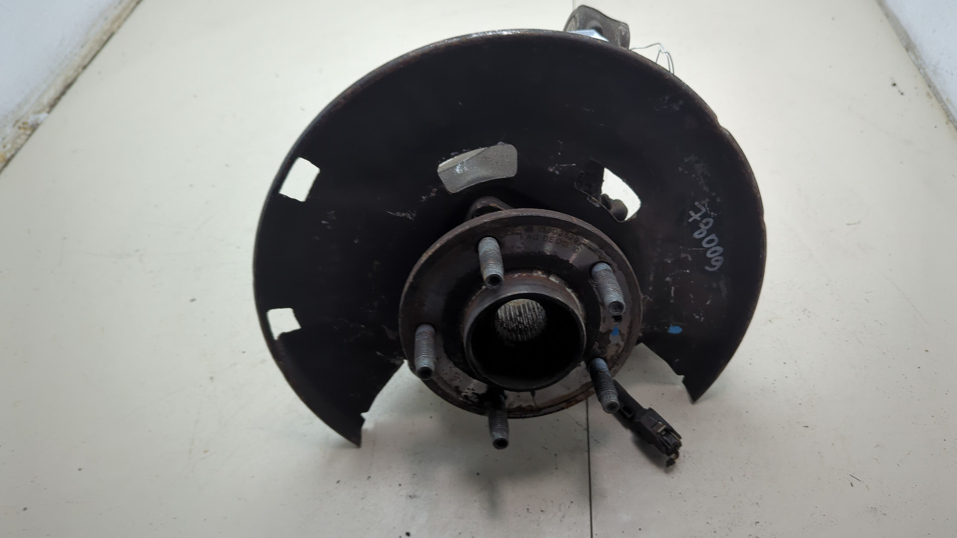 Кулак поворотный передний правый