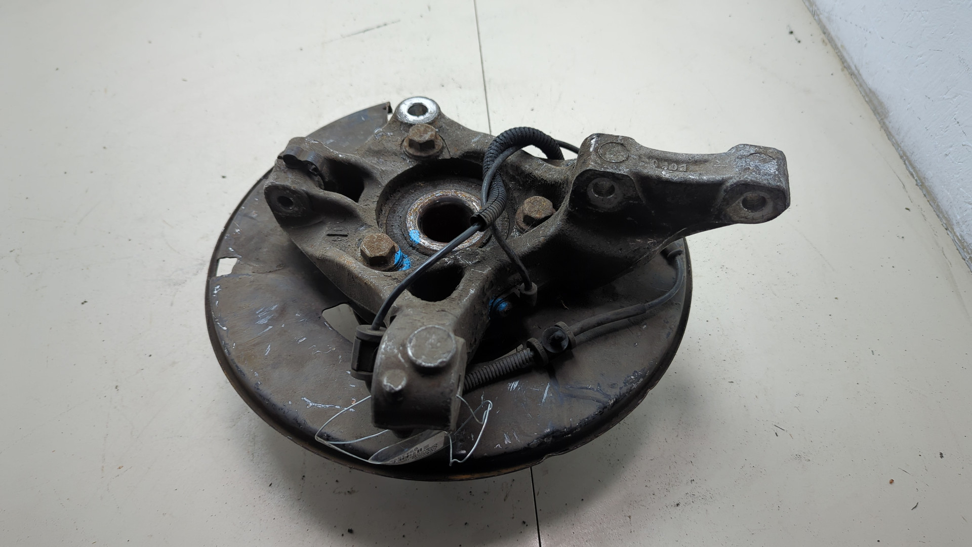 Кулак поворотный передний правый