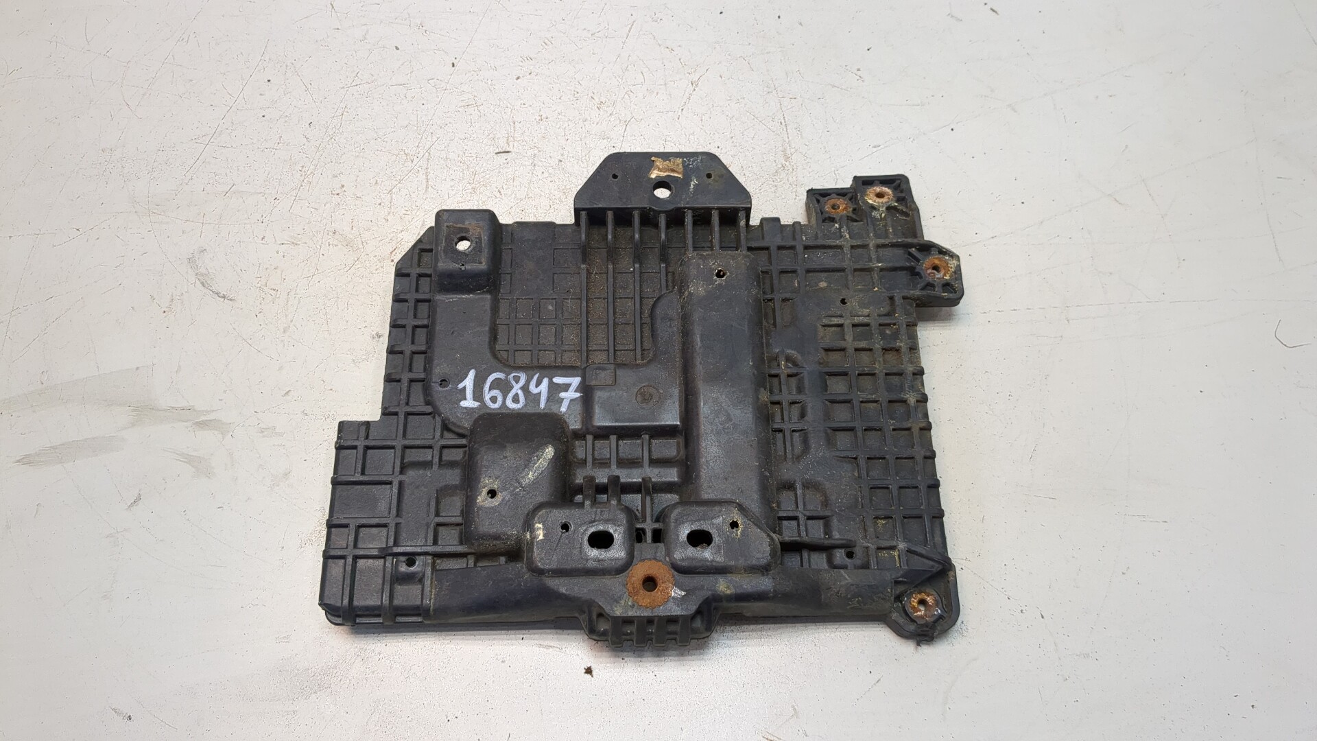 Площадка под аккумулятор (АКБ)