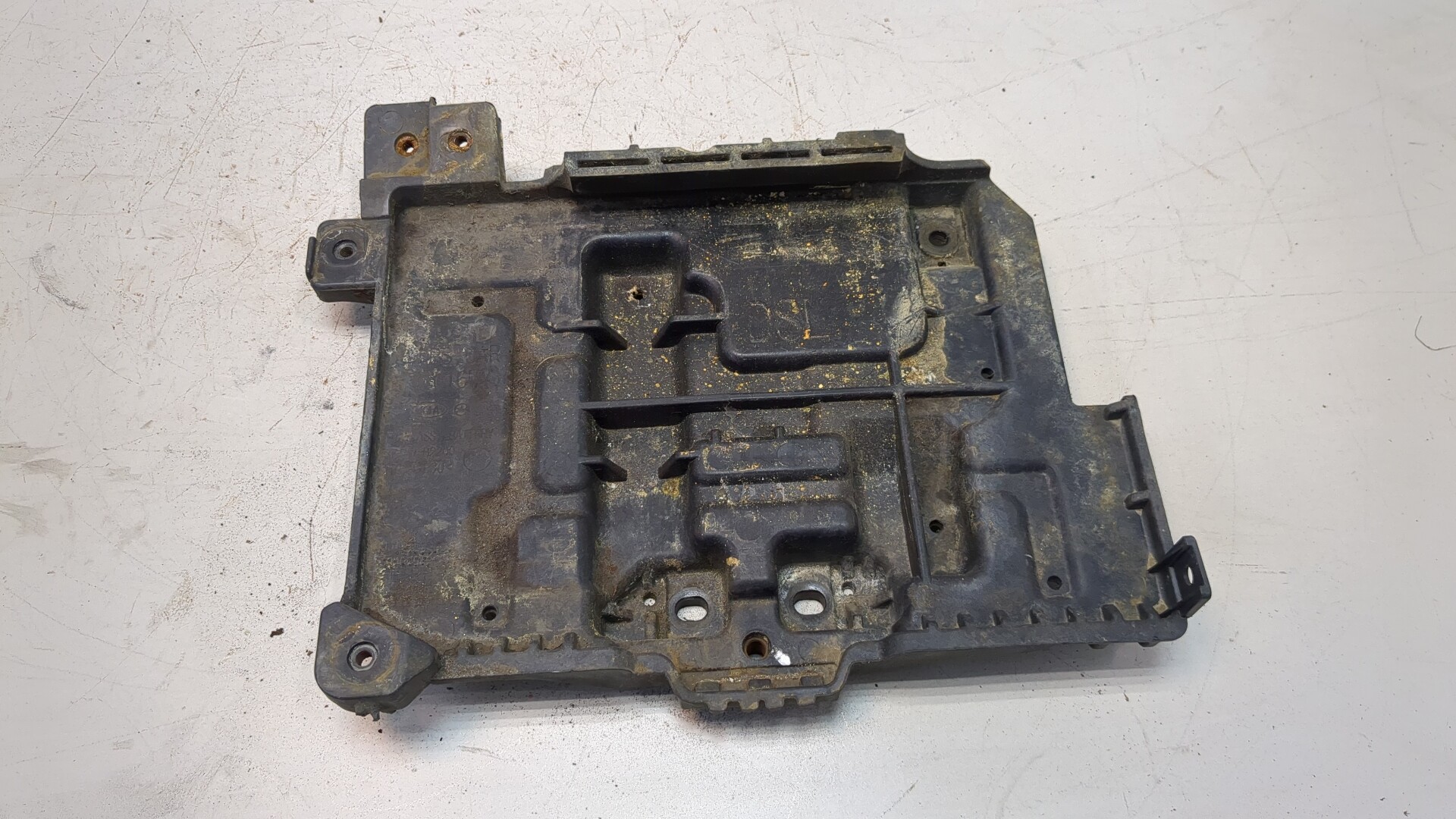 Площадка под аккумулятор (АКБ)