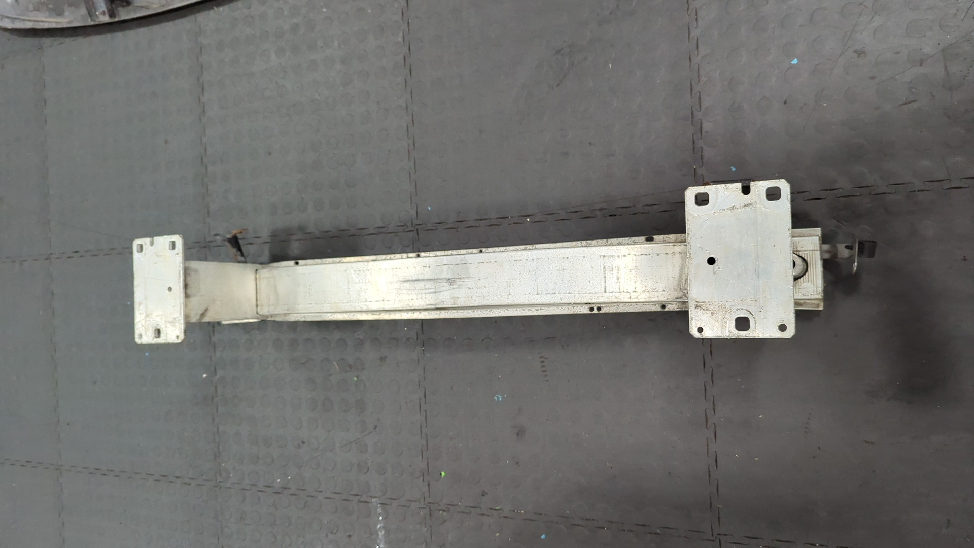 Усилитель переднего бампера