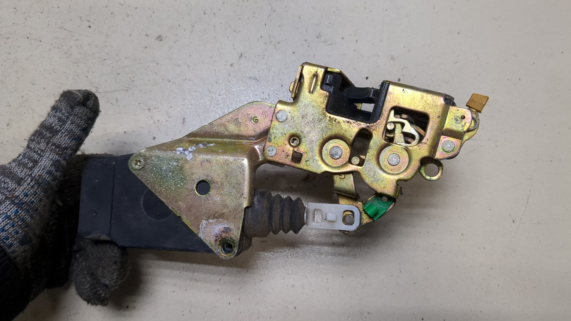 Замок двери задней левой