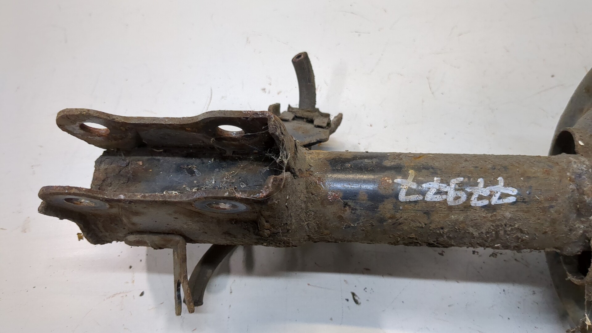 Амортизатор передний левый