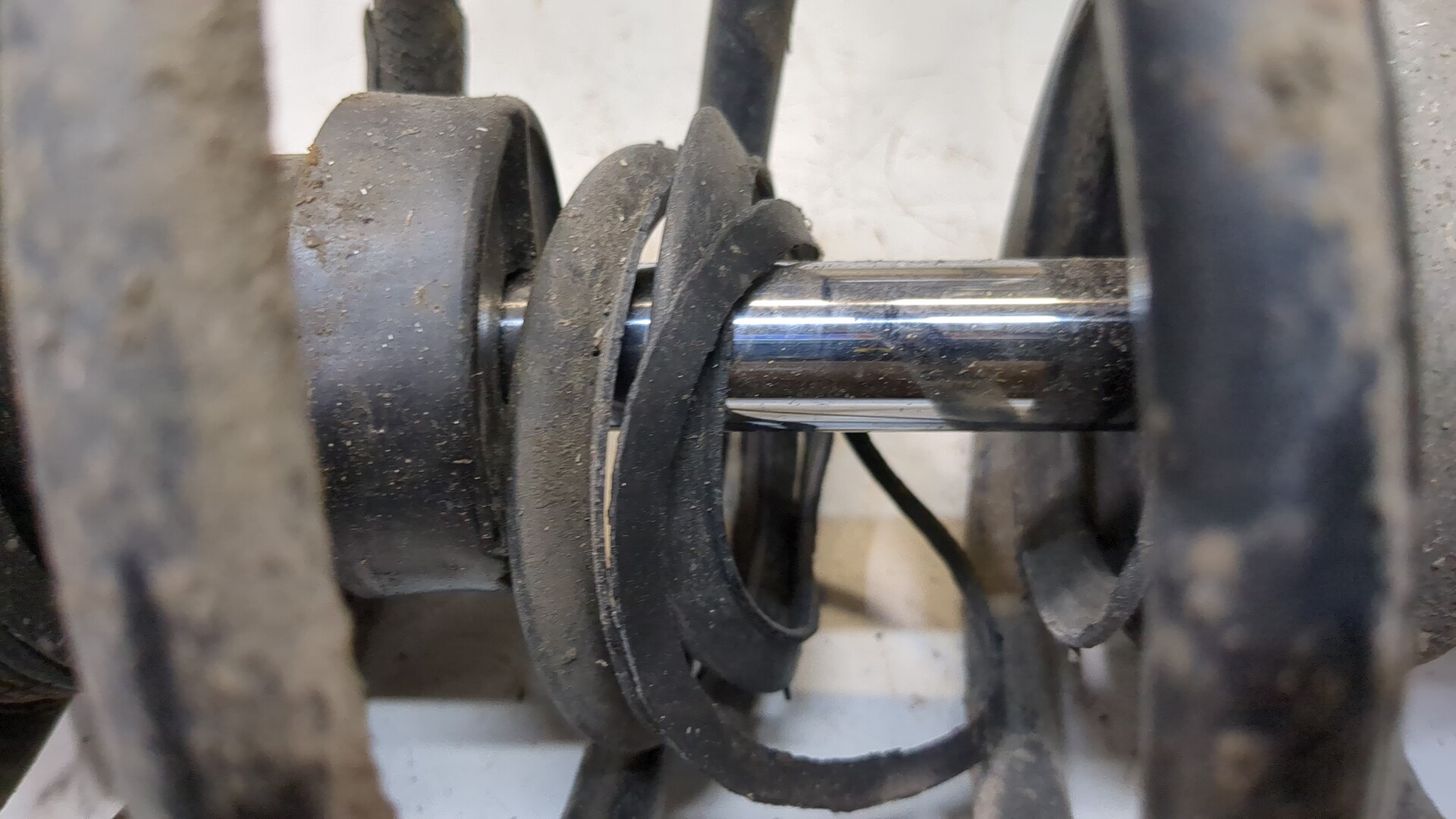 Амортизатор передний левый