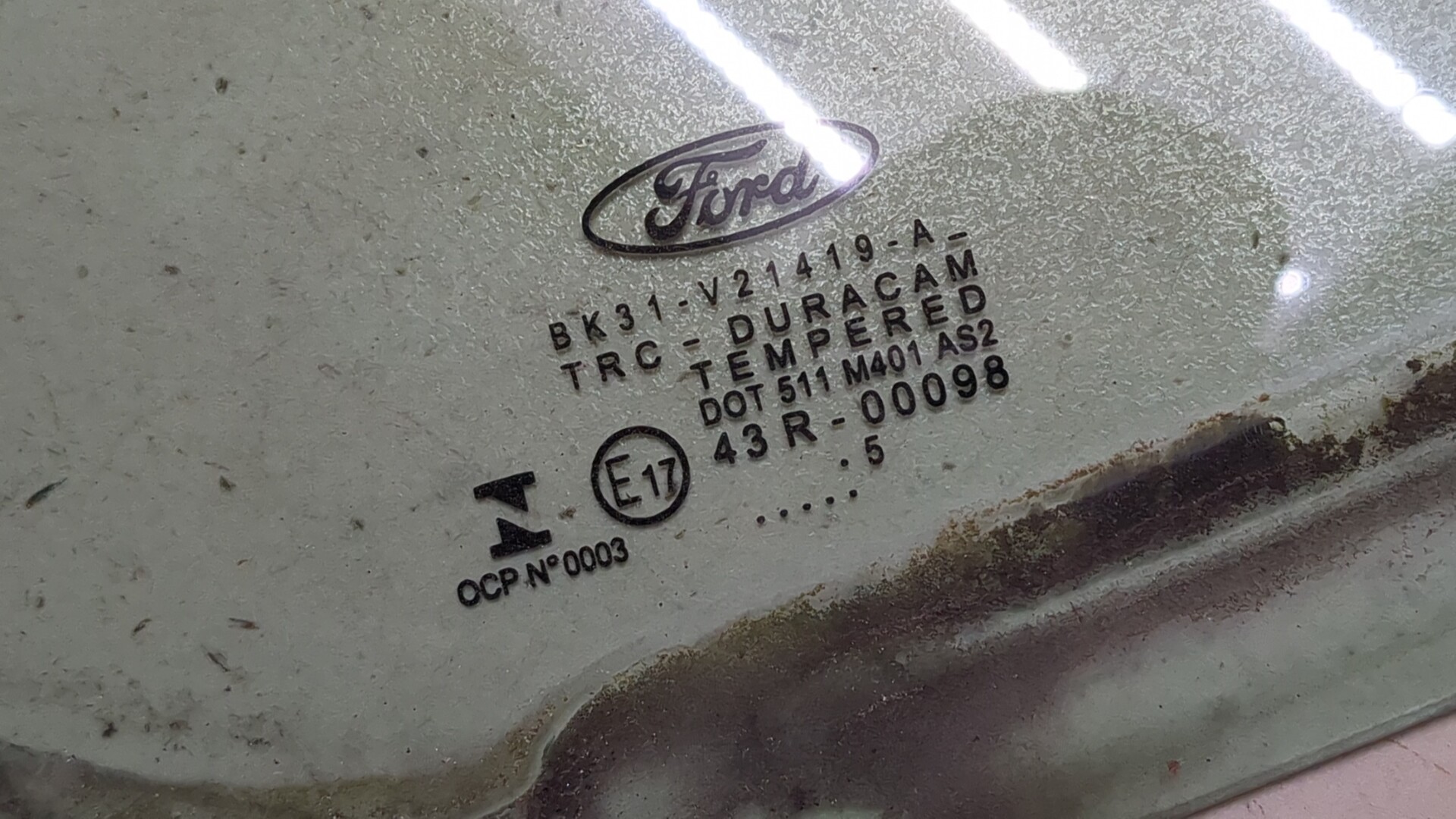 Стекло двери передней левой (форточка)