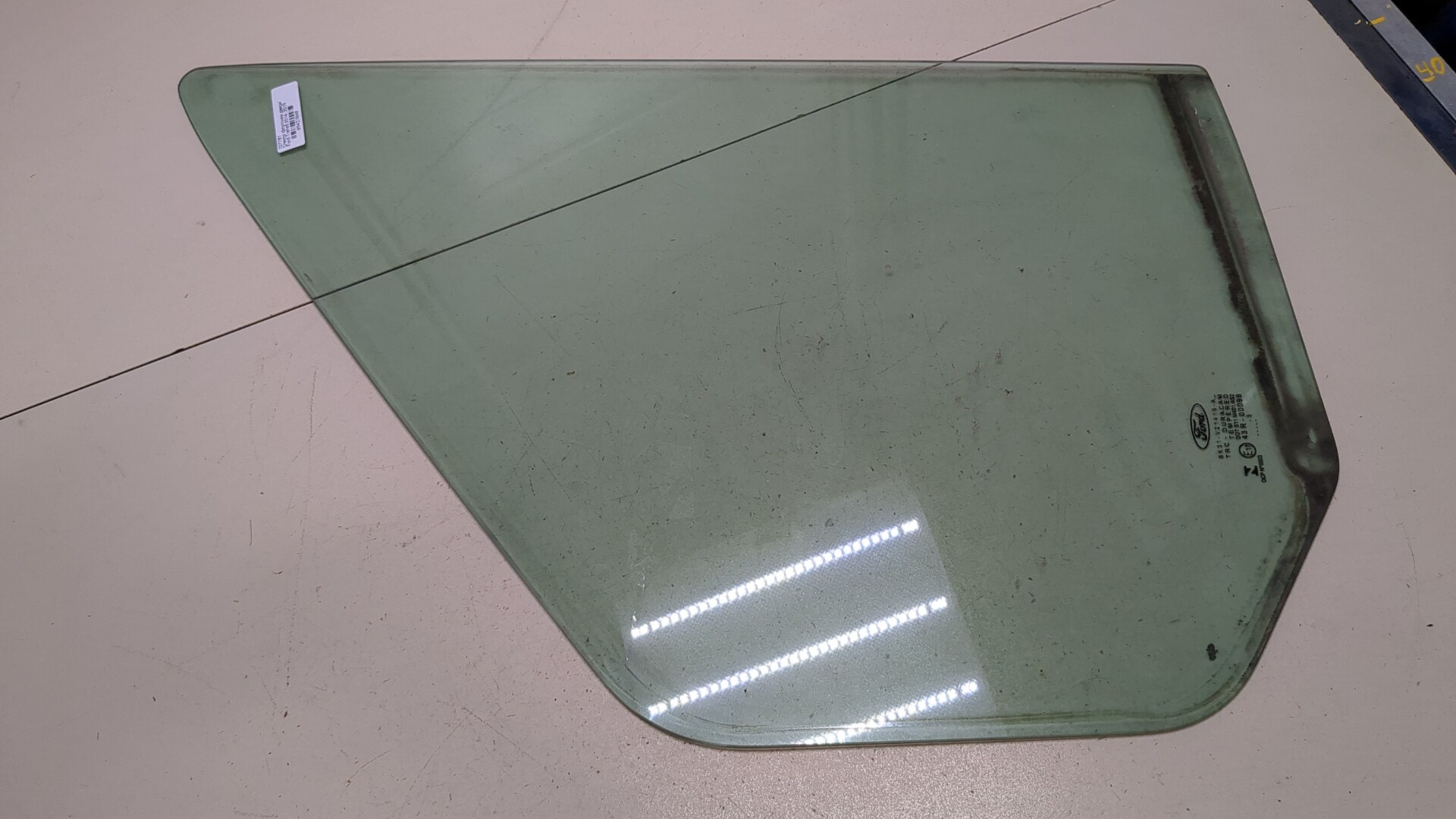 Стекло двери передней левой (форточка)