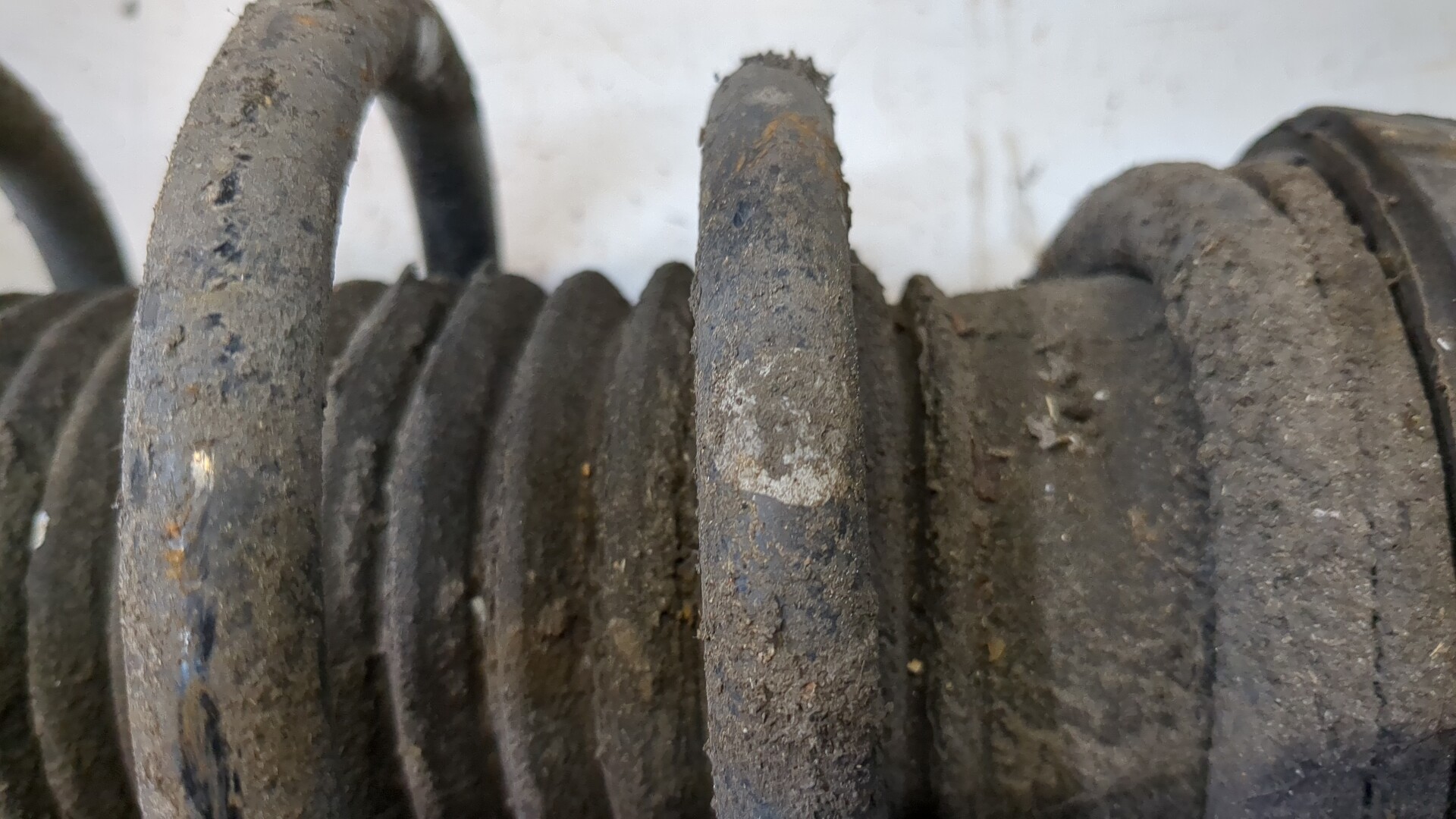 Амортизатор передний левый