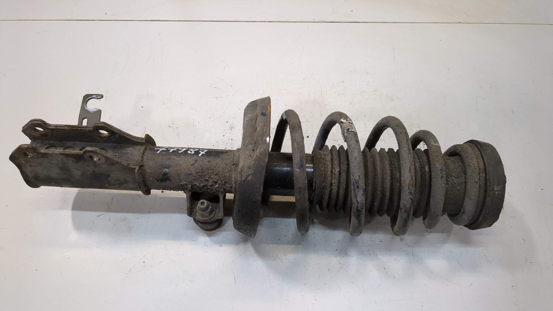 Амортизатор передний левый