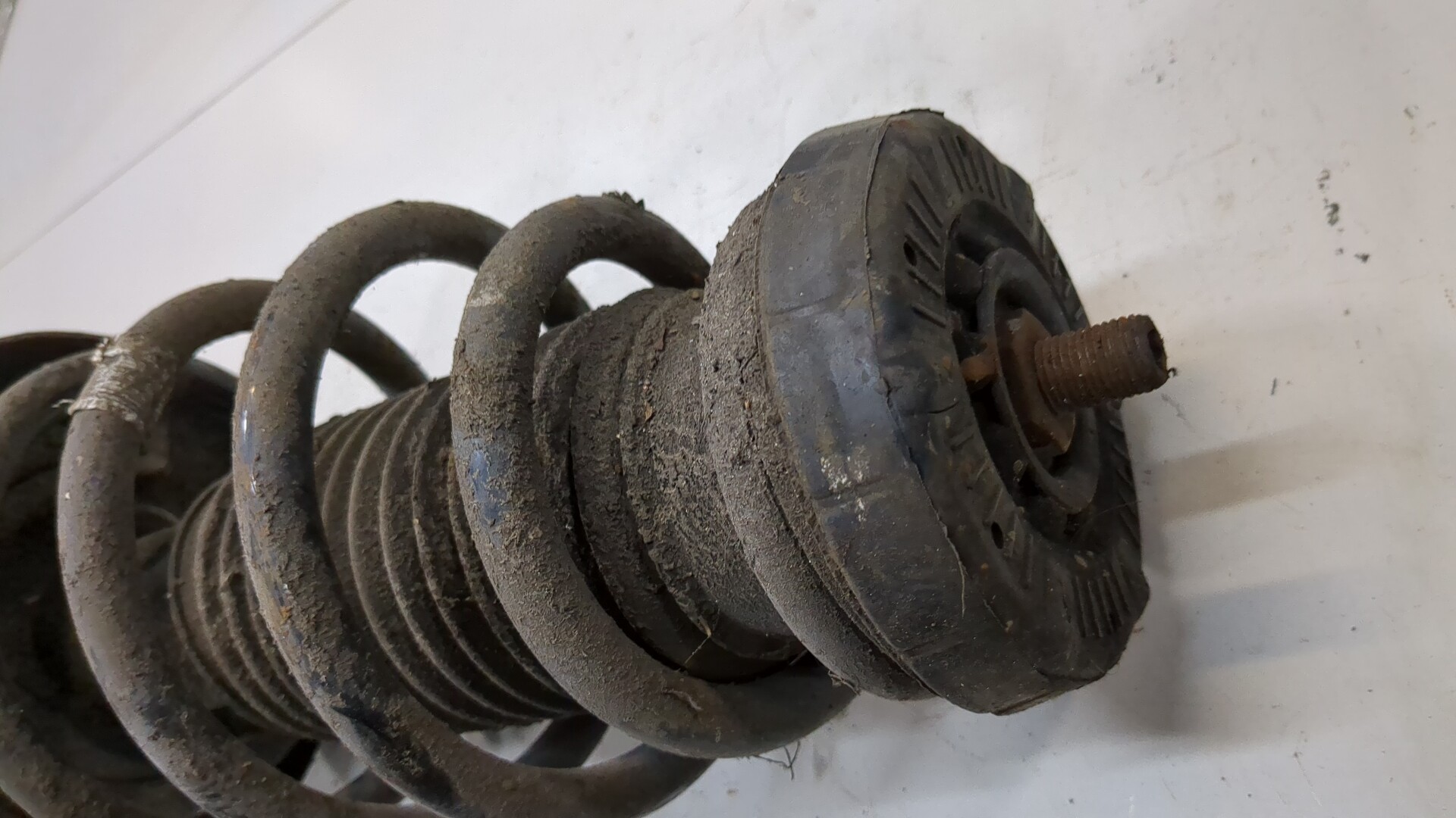 Амортизатор передний левый