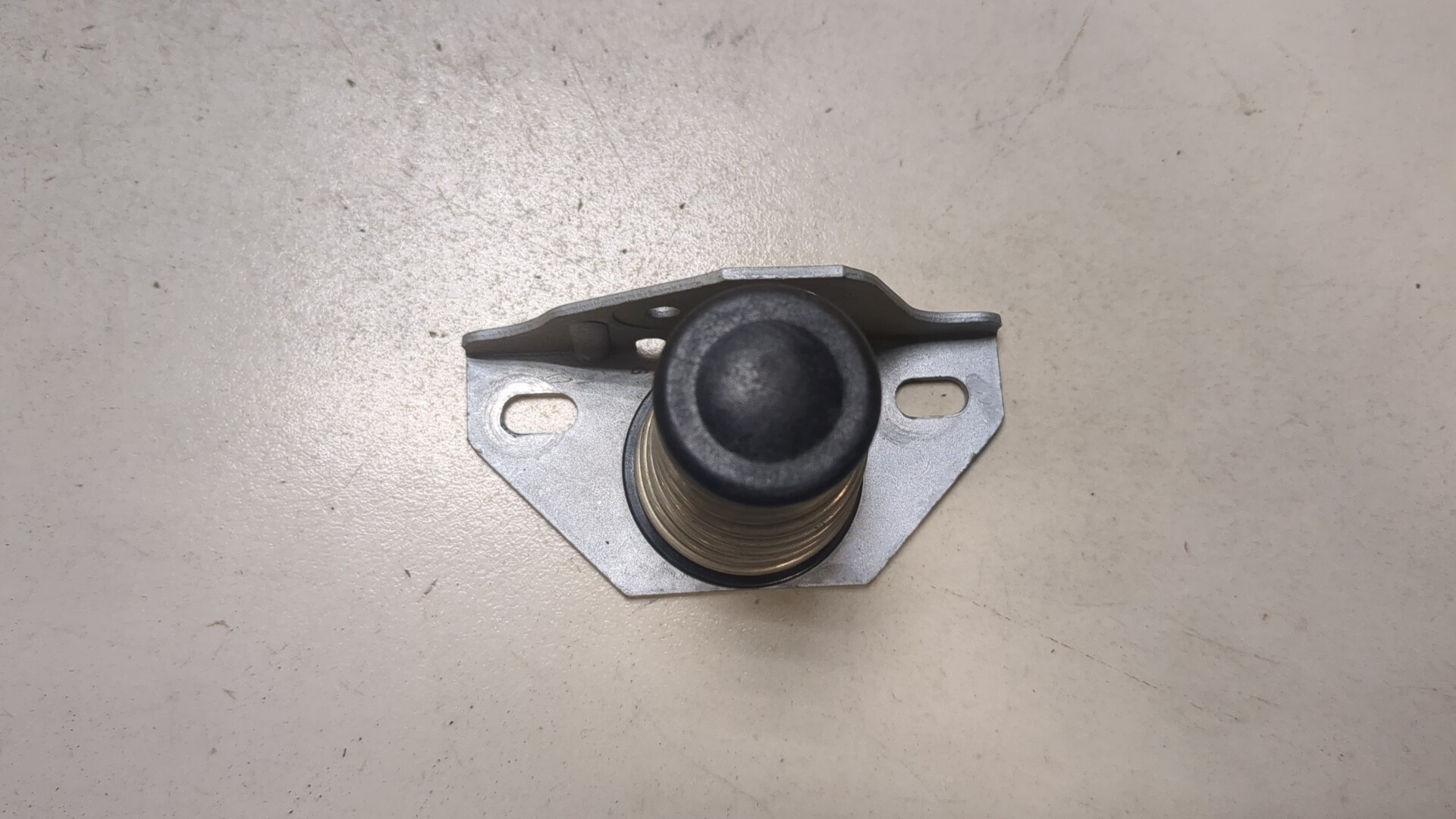 Замок капота