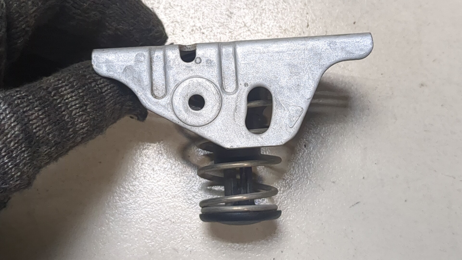 Замок капота