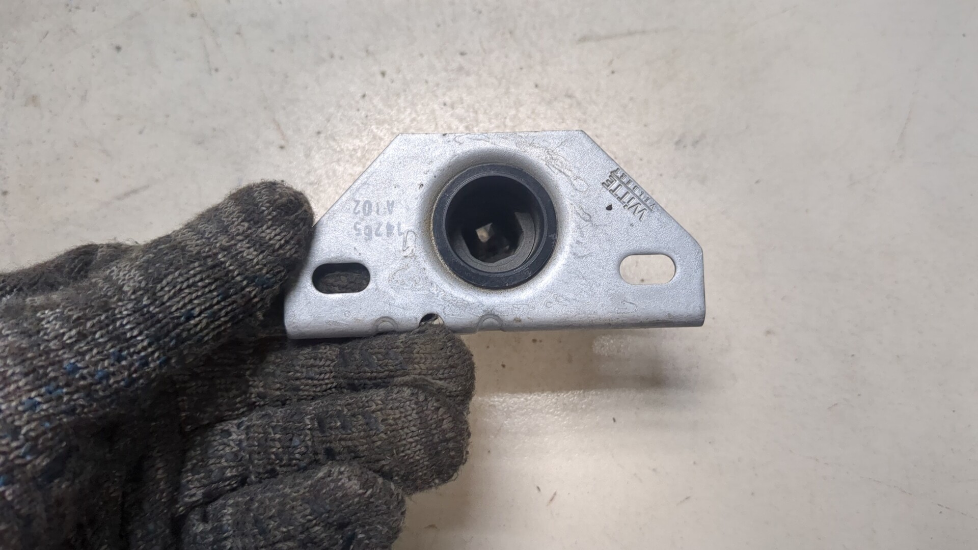 Замок капота