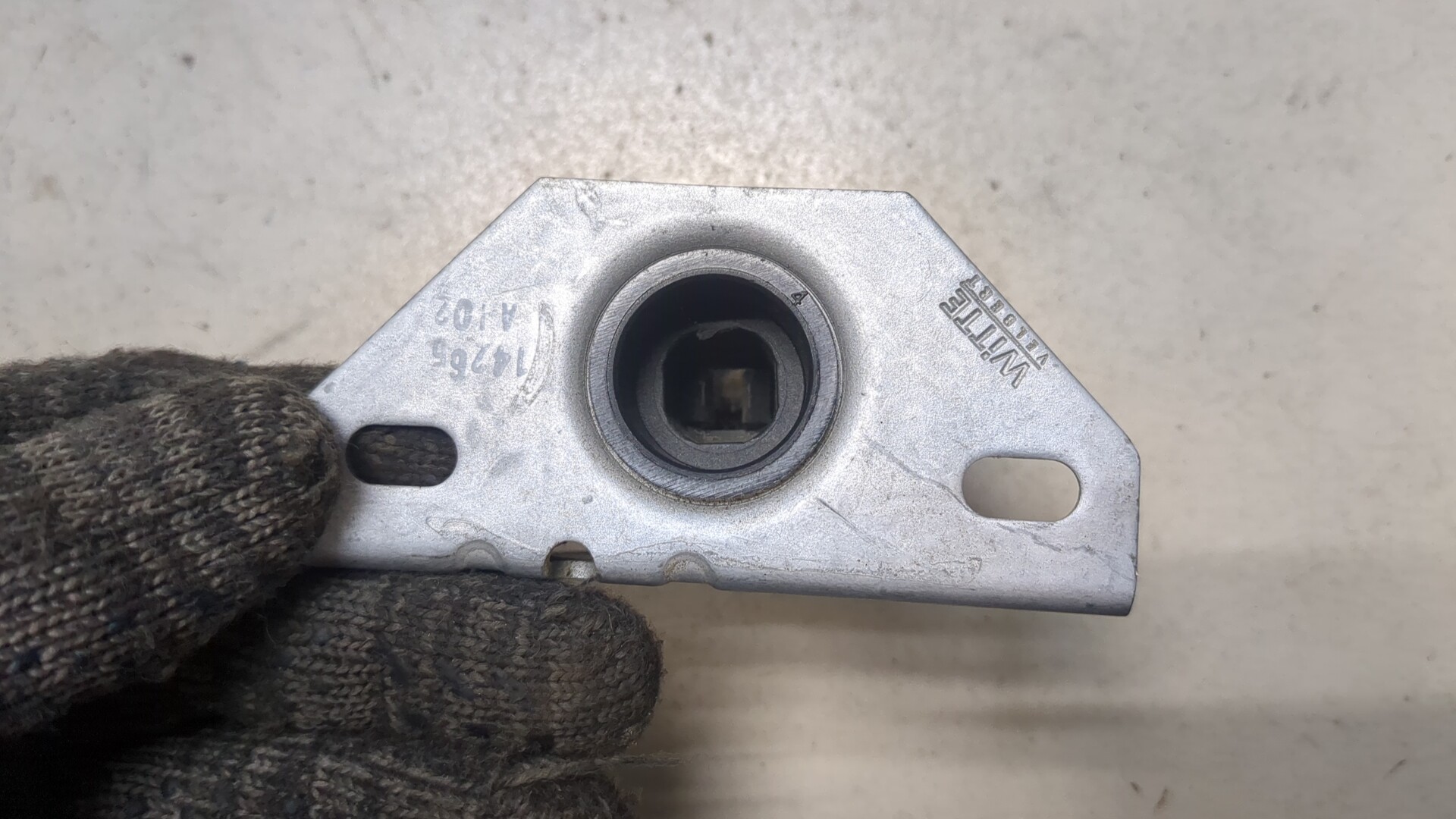 Замок капота