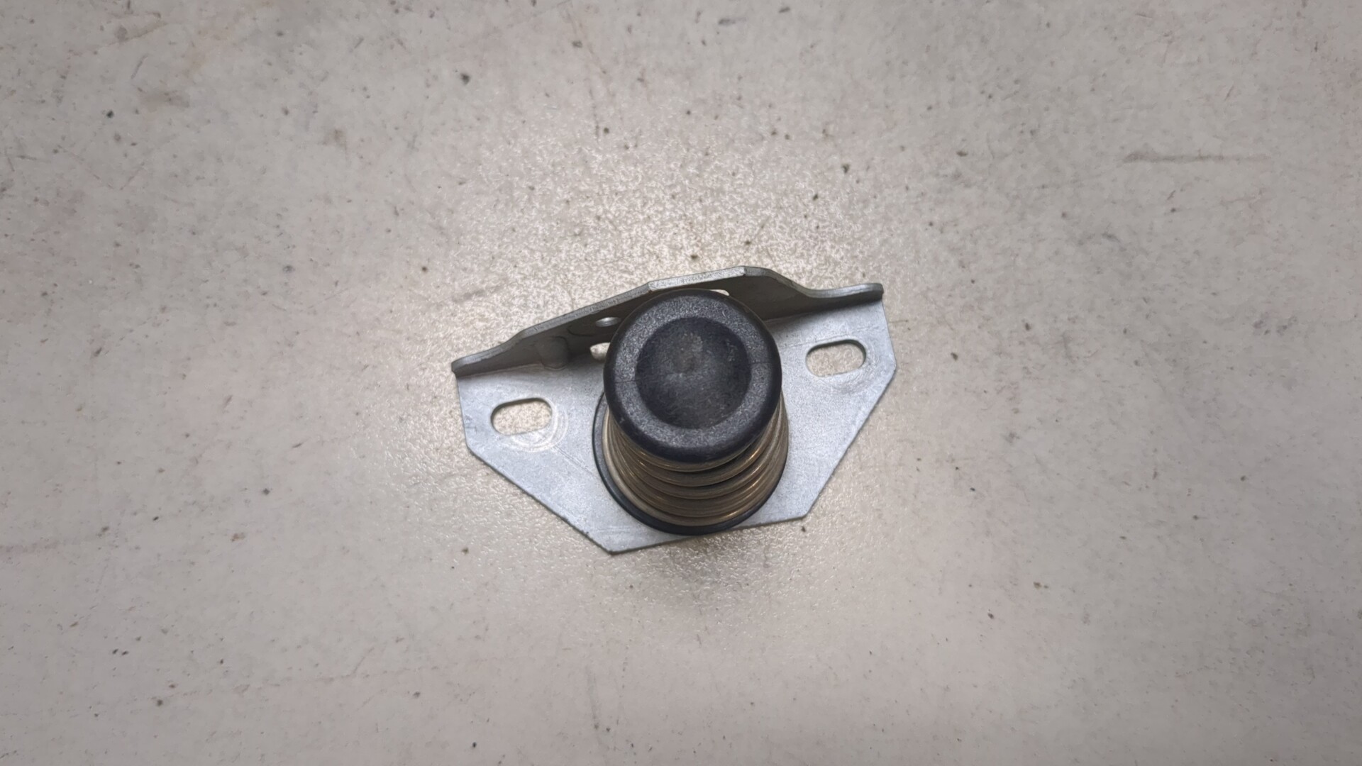 Замок капота