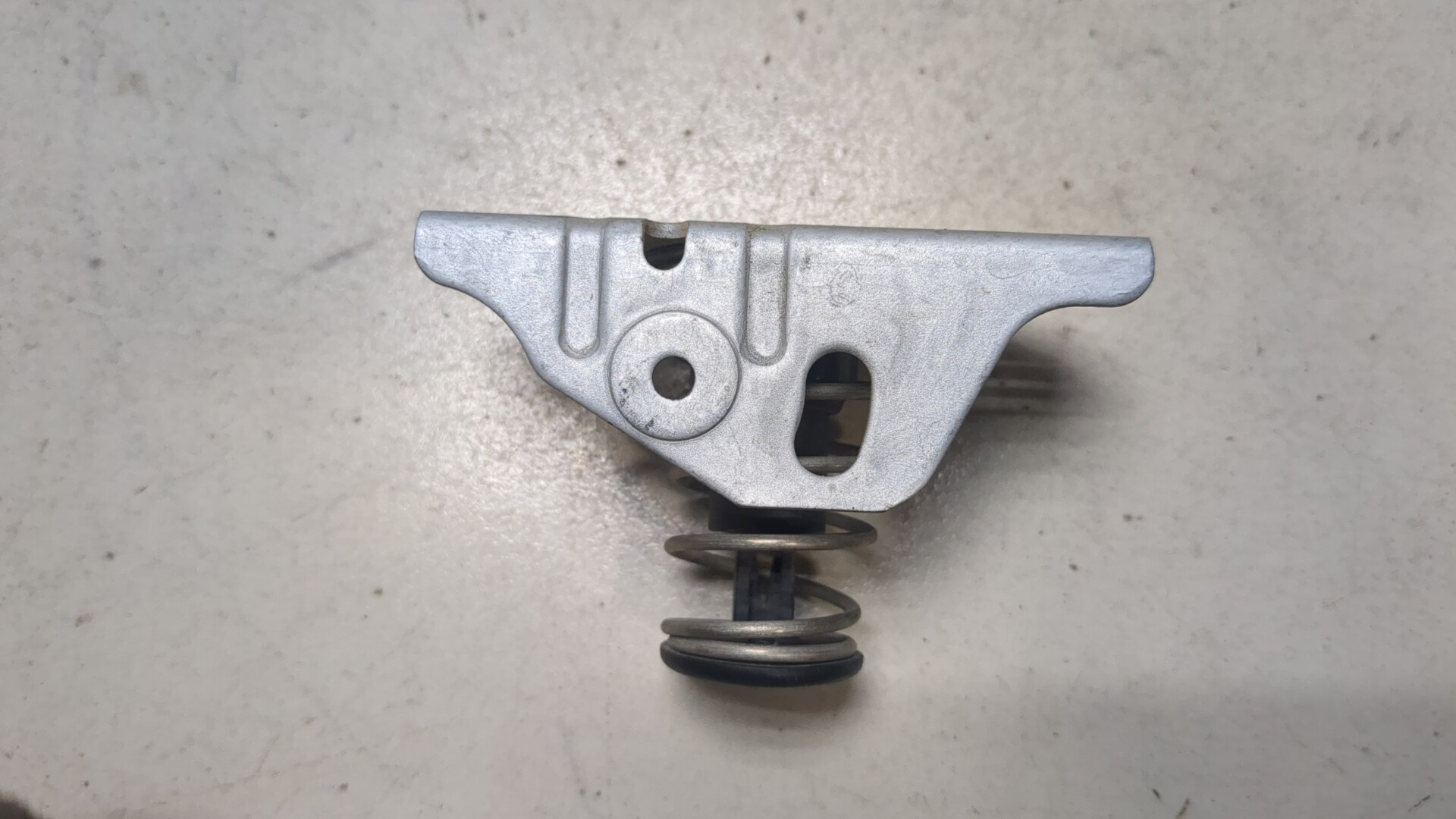 Замок капота