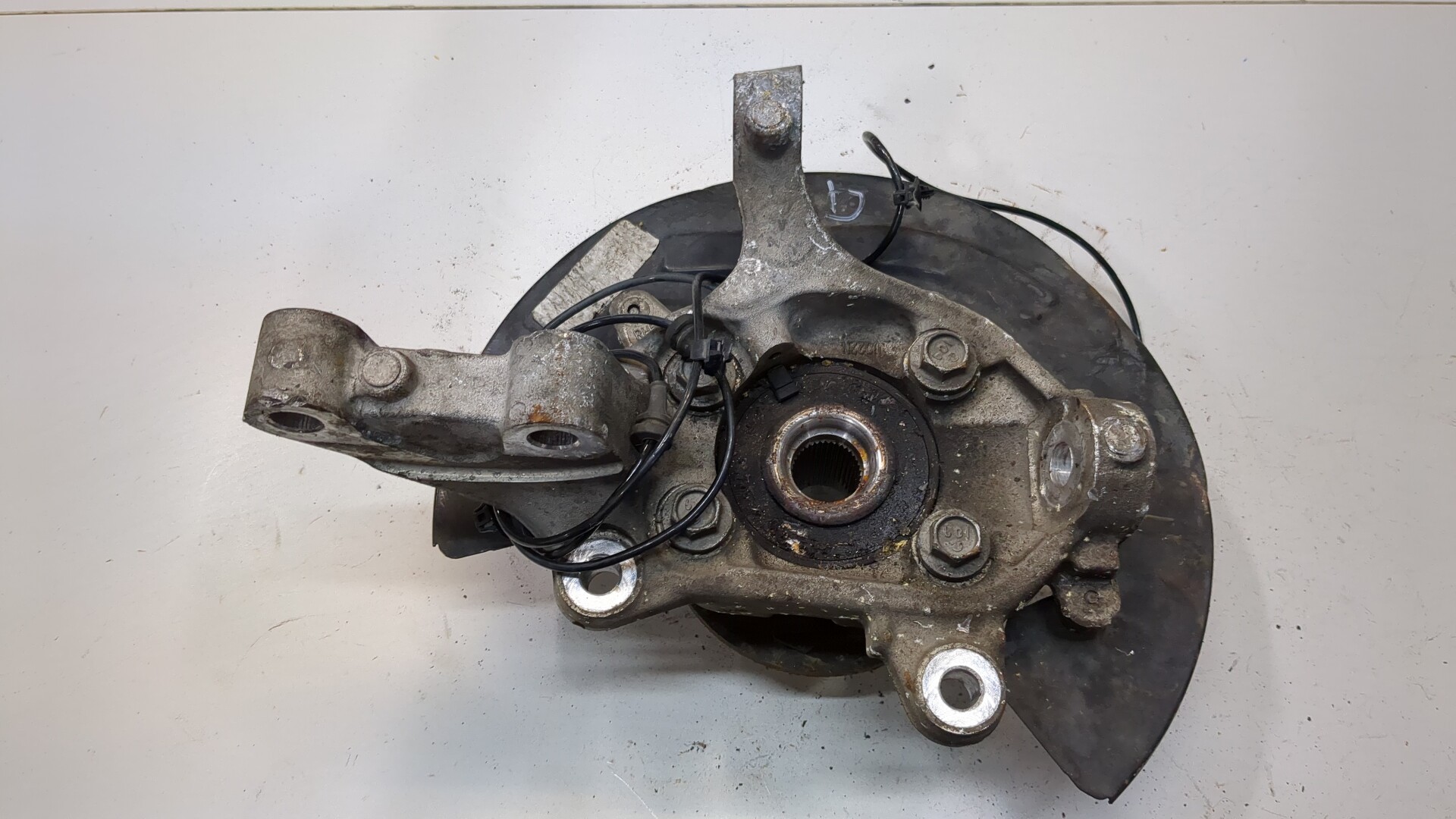 Кулак поворотный передний правый