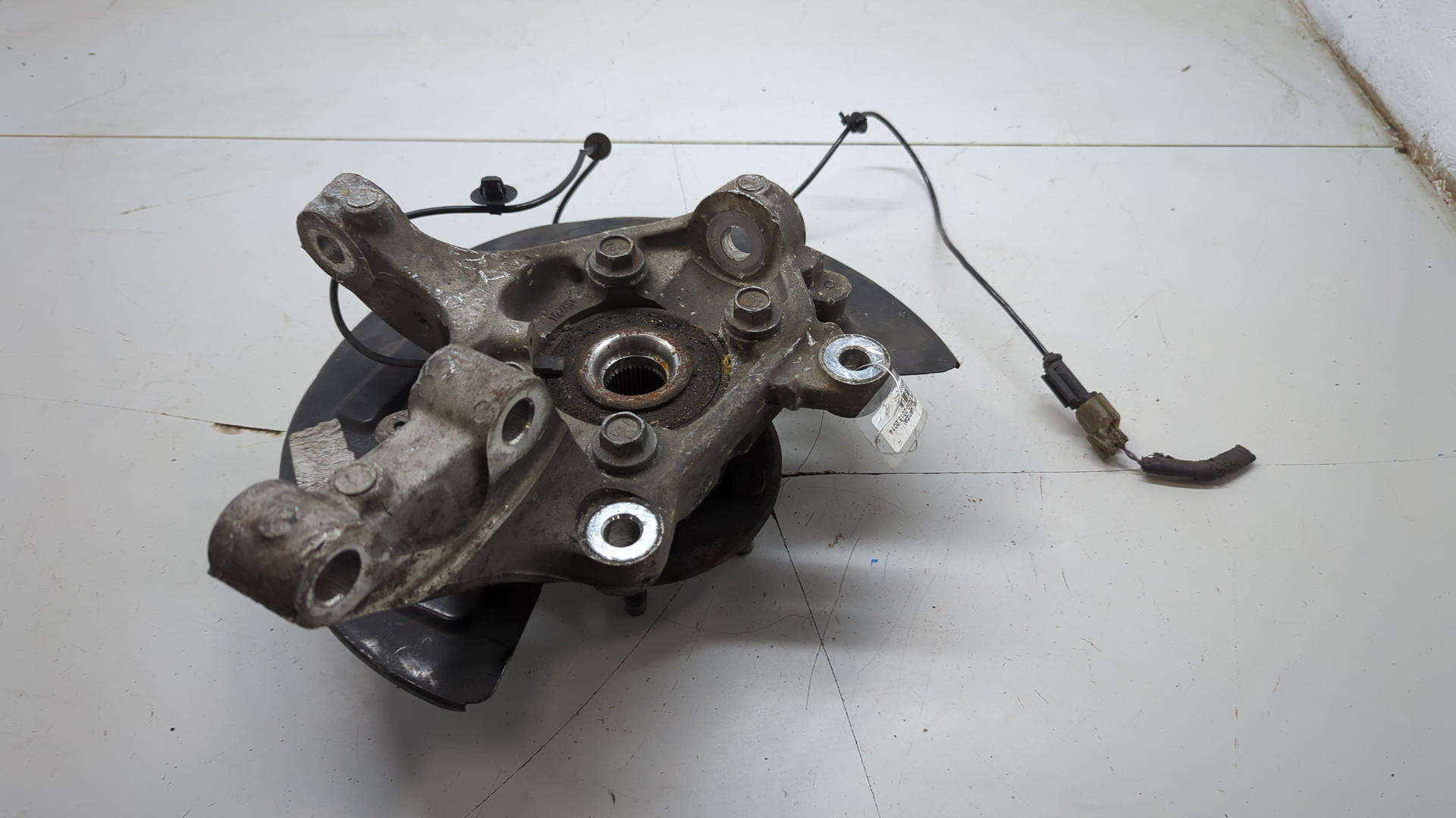 Кулак поворотный передний правый