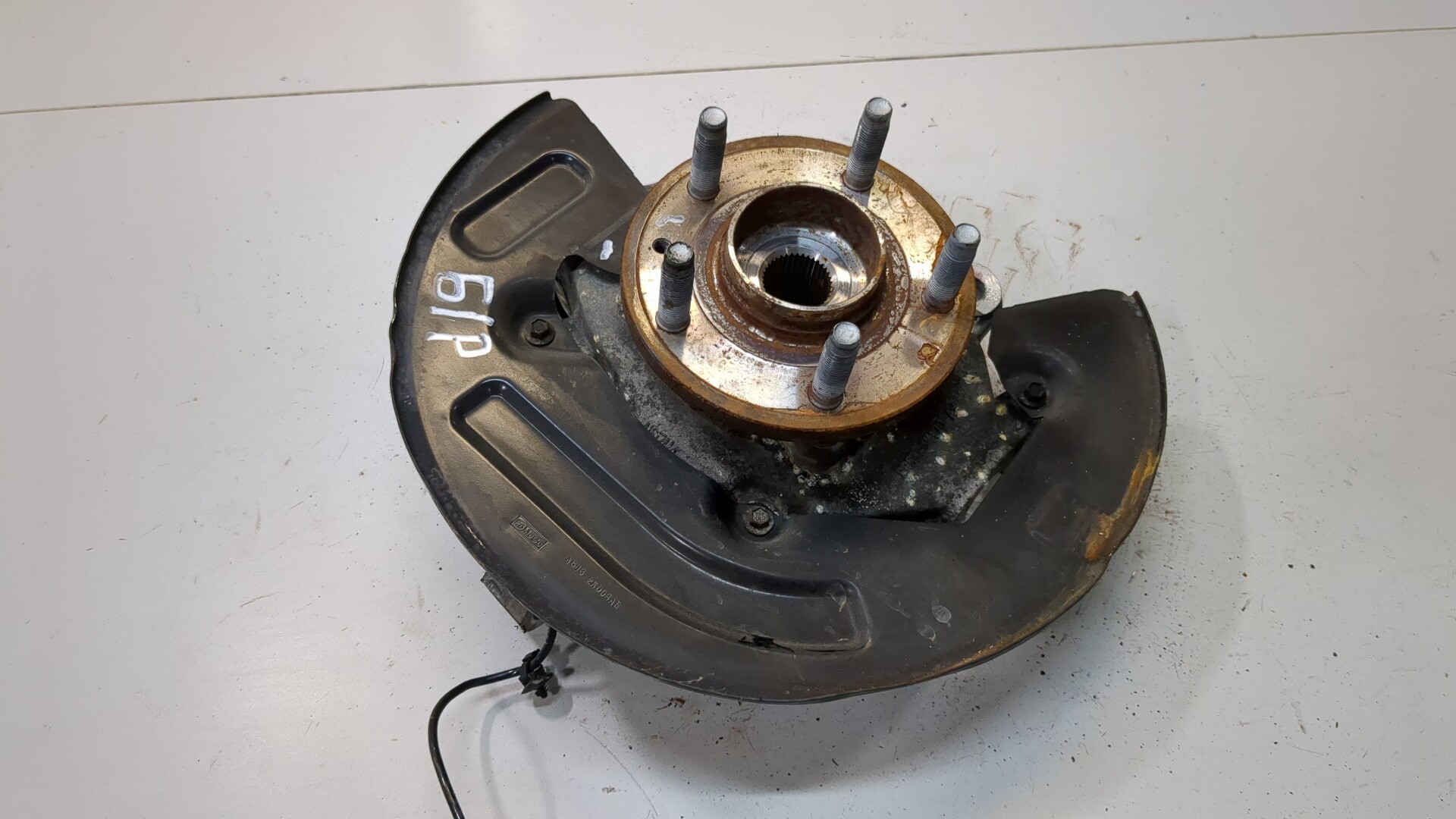 Кулак поворотный передний правый