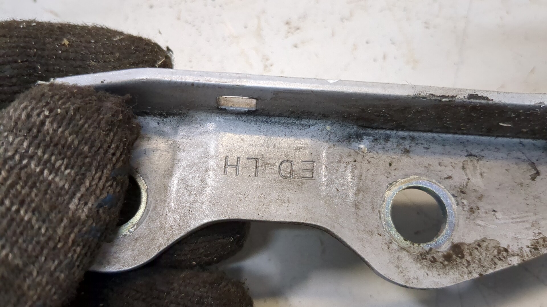 Петля капота левая