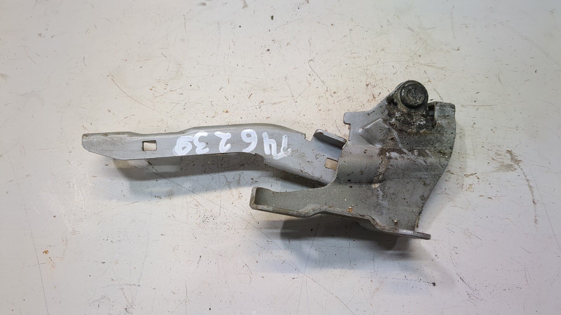 Петля капота левая