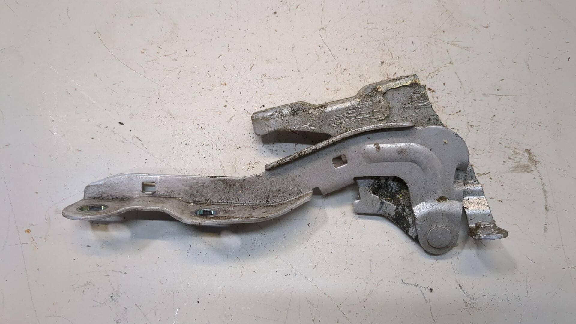 Петля капота левая