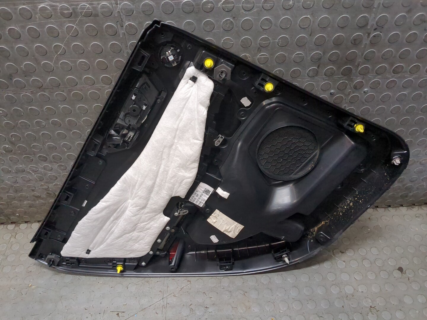 Обшивка двери задней правой