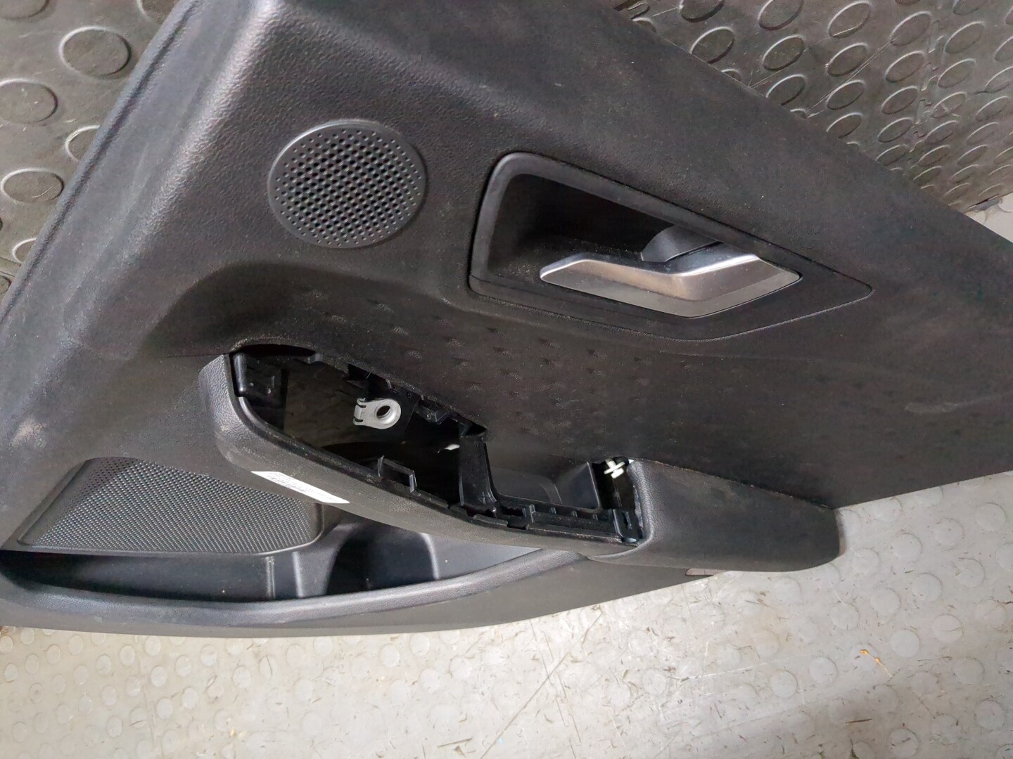 Обшивка двери задней правой