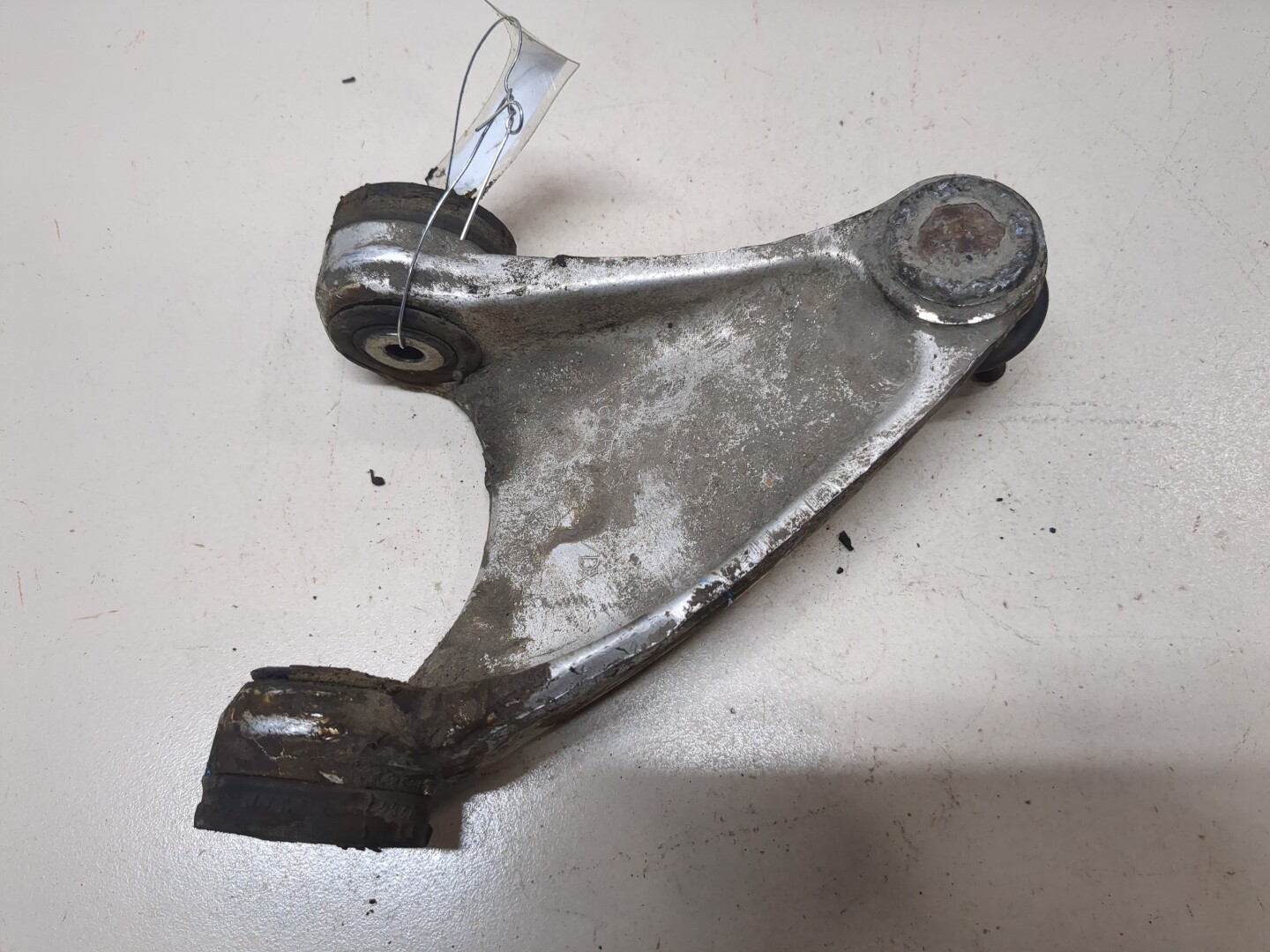 Рычаг передний правый