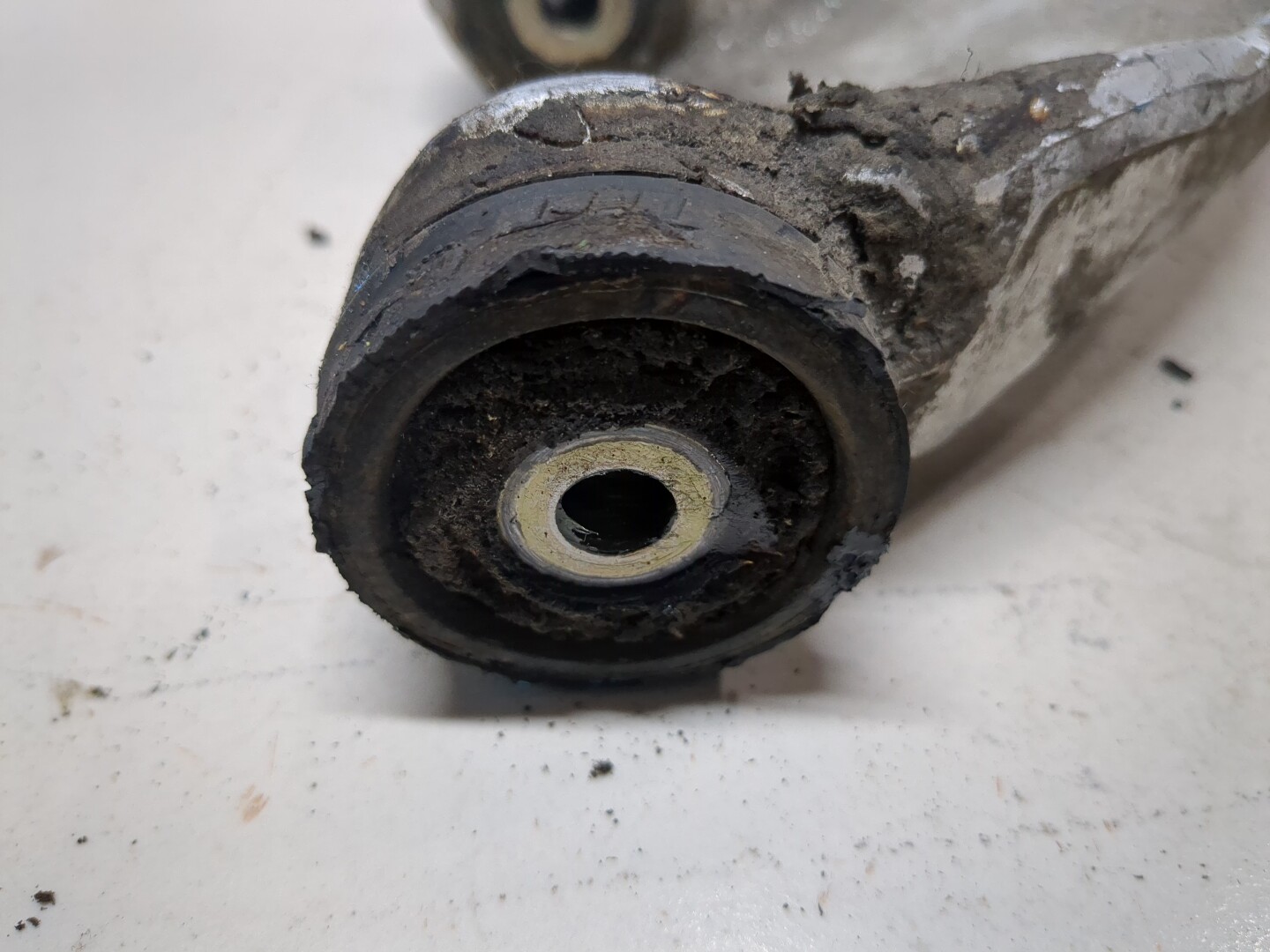 Рычаг передний правый