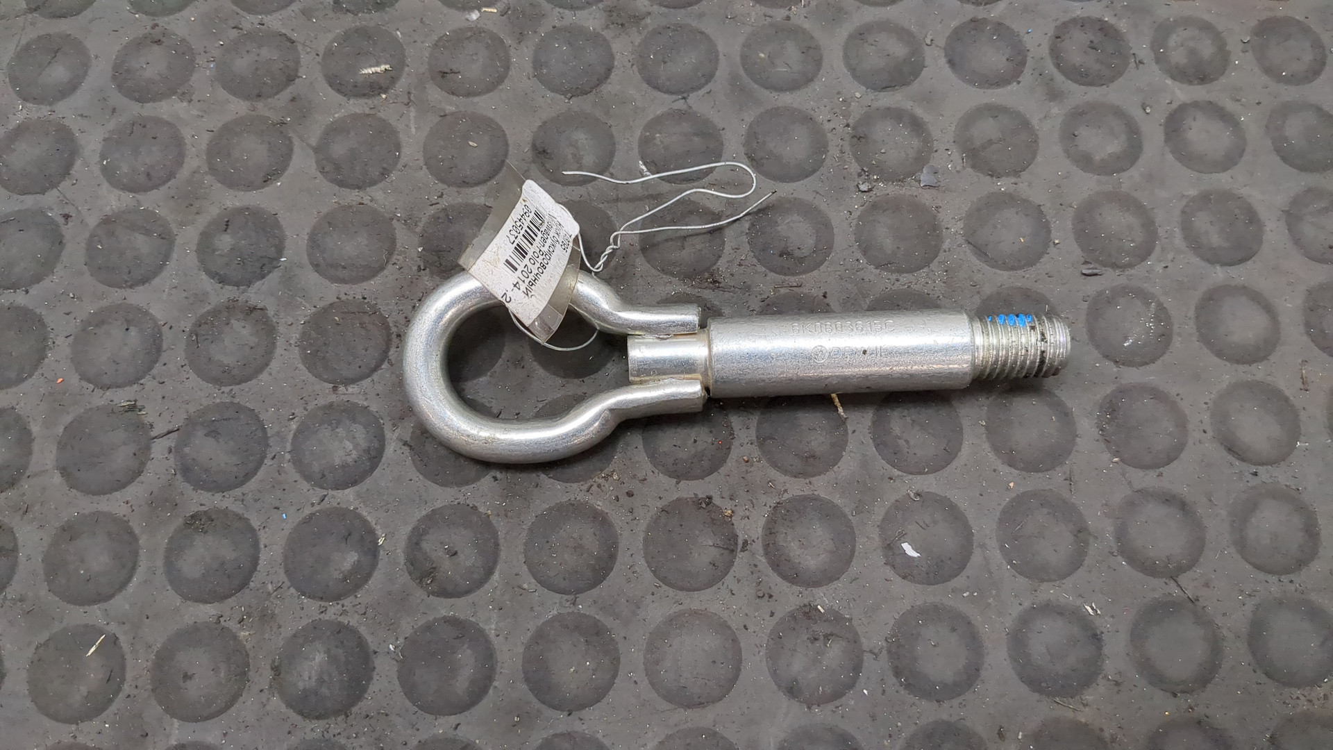 Крюк буксировочный