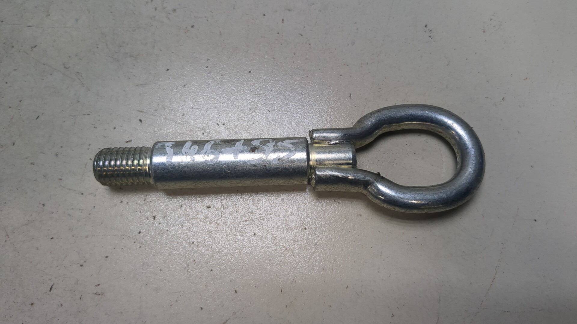 Крюк буксировочный