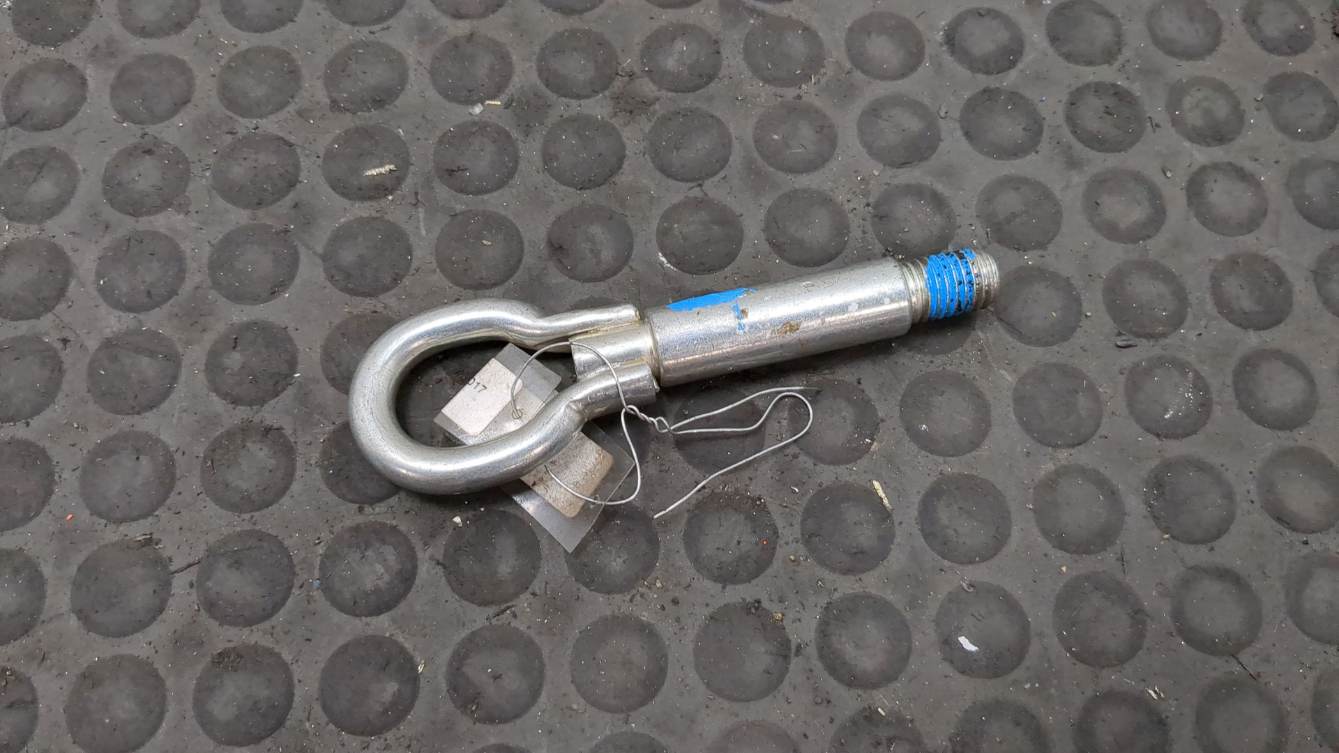 Крюк буксировочный