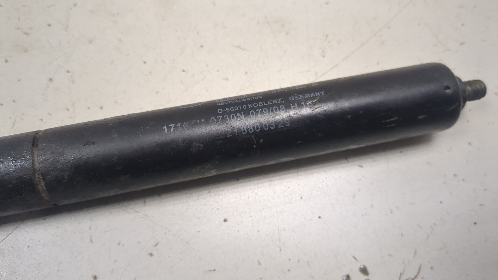 Амортизатор крышки багажника