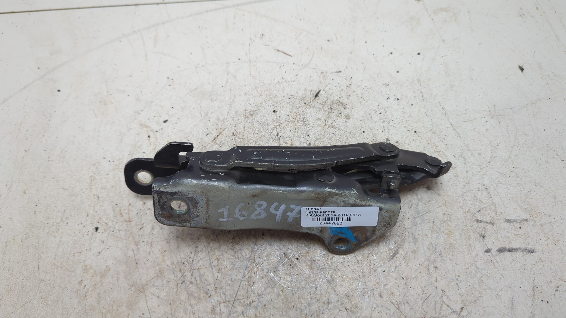 Петля капота левая