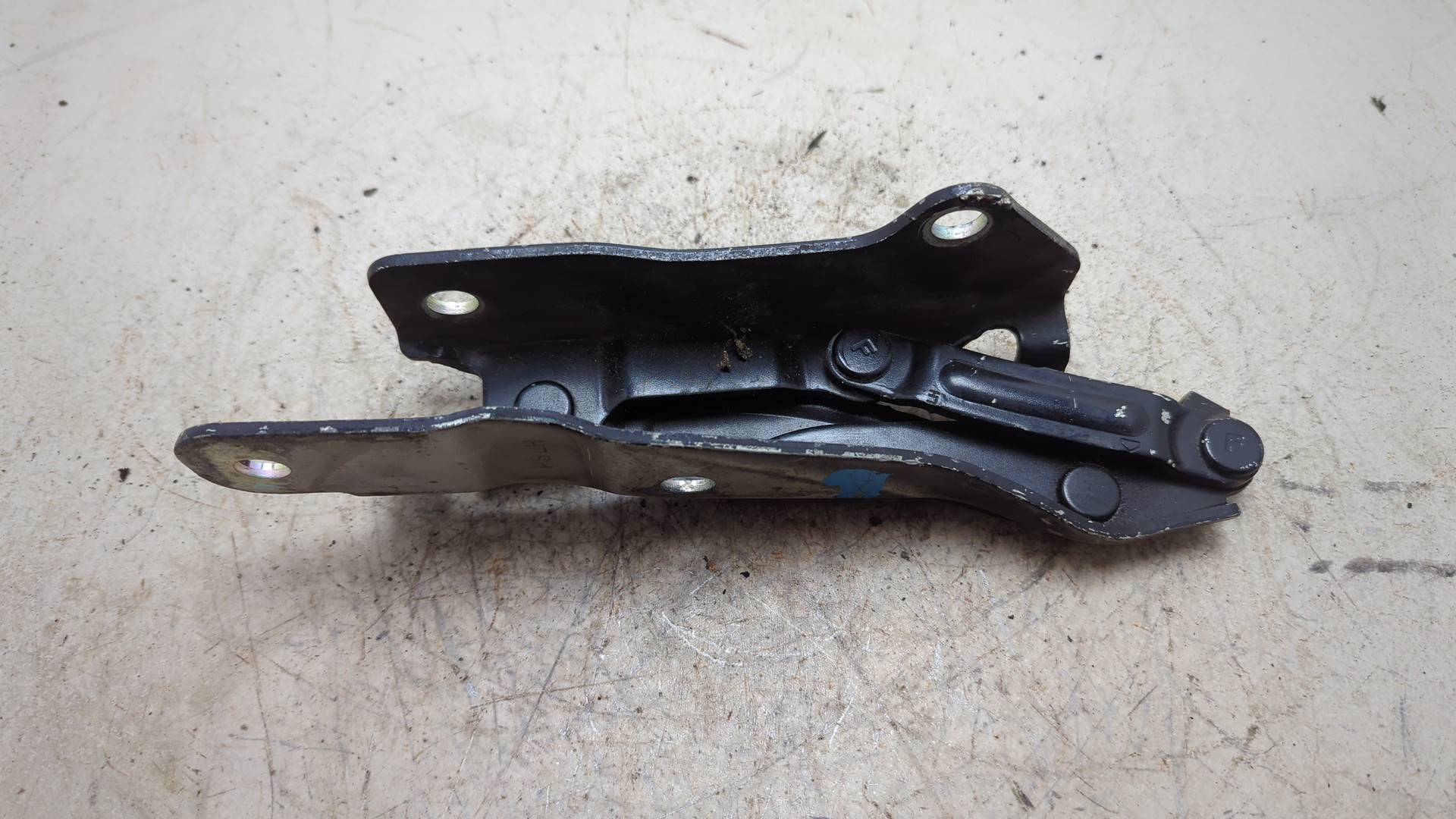 Петля капота левая