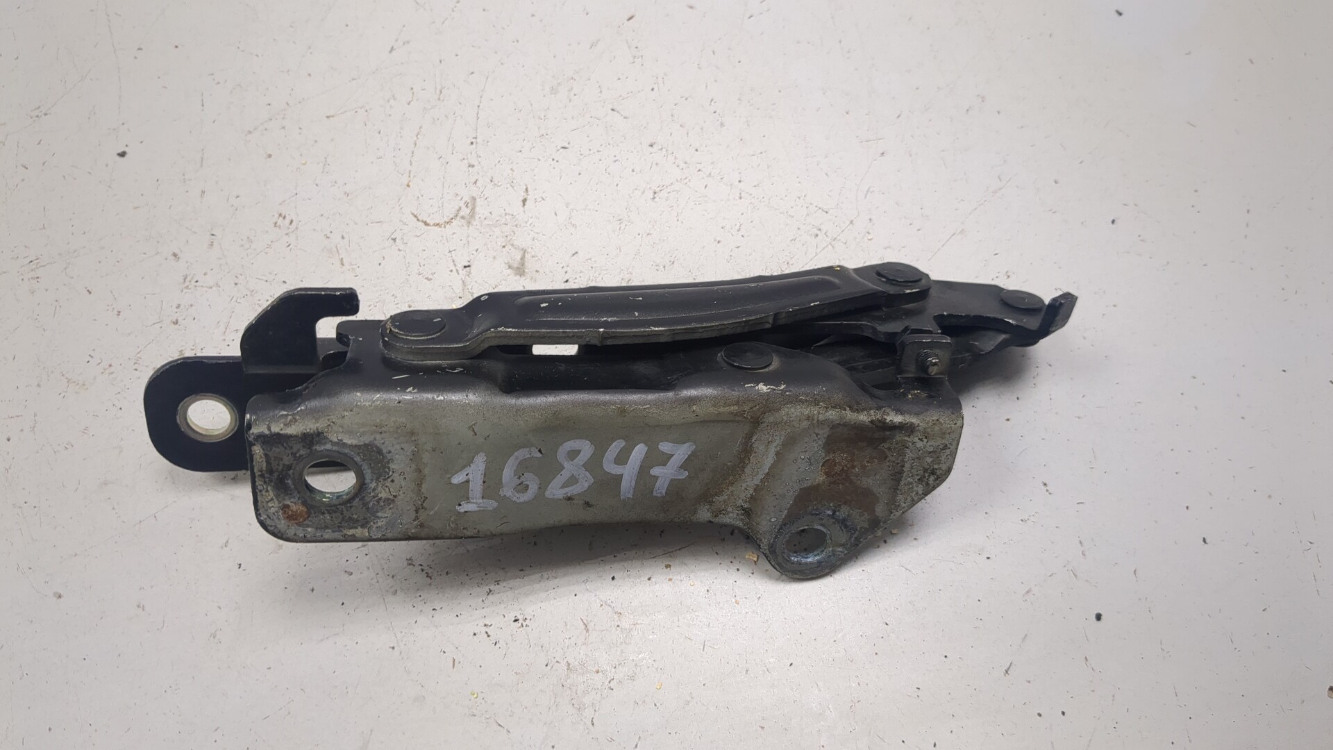 Петля капота левая