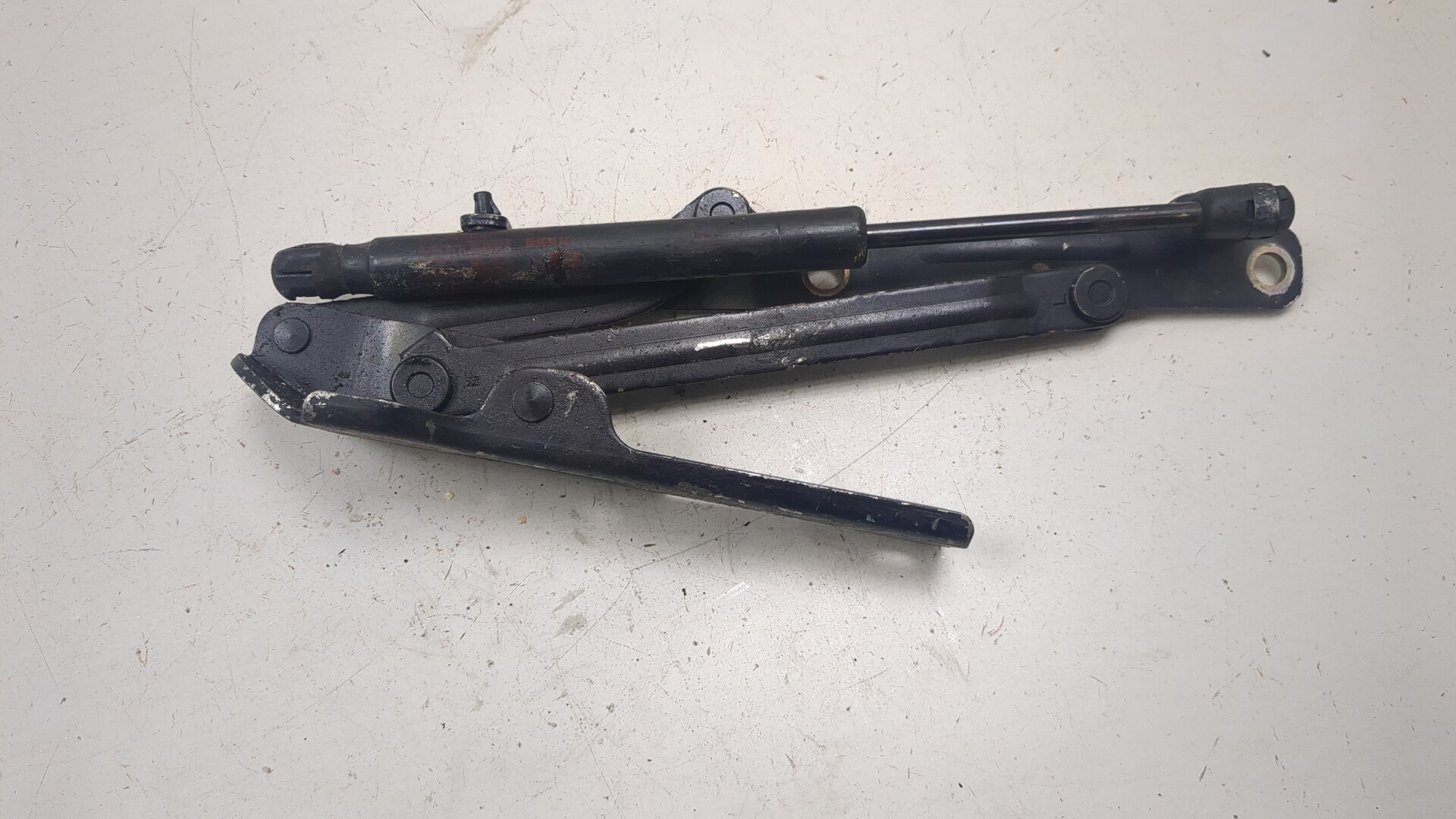 Петля капота левая