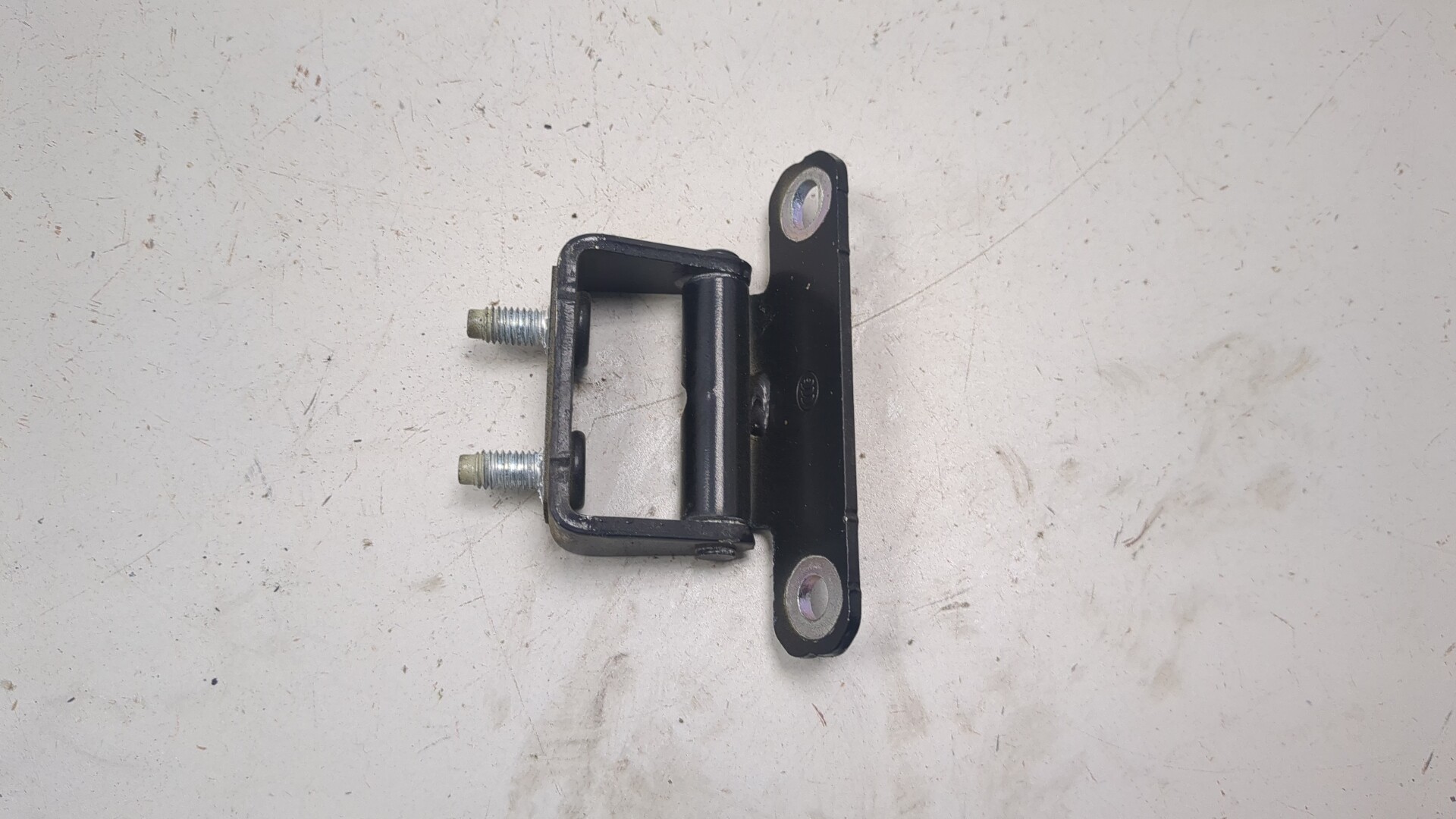 Петля двери