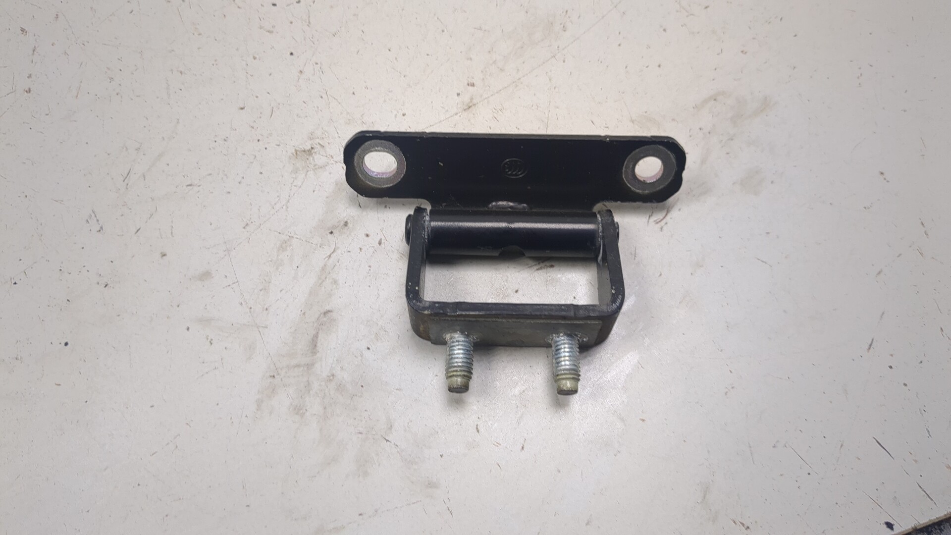 Петля двери