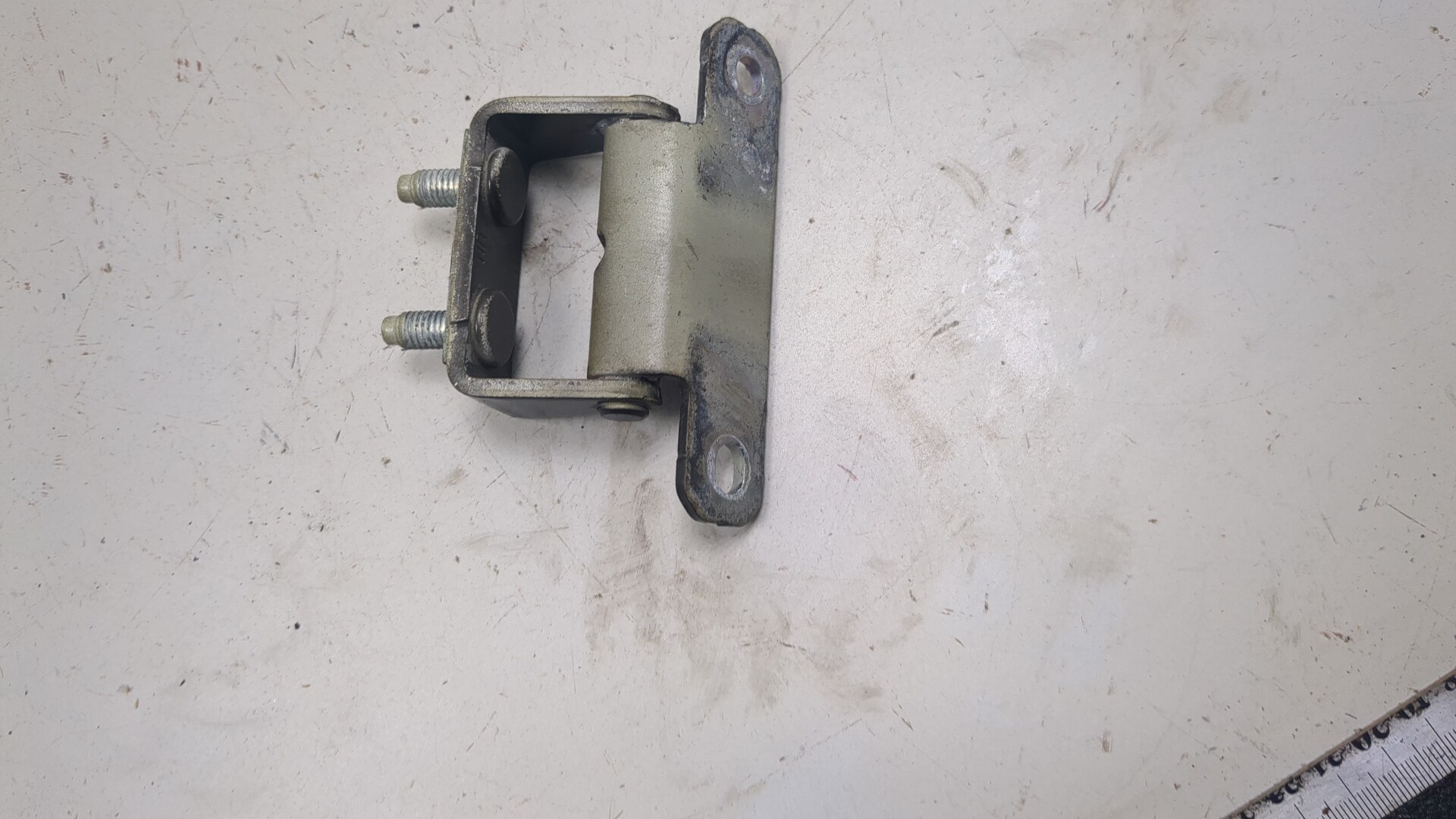 Петля двери