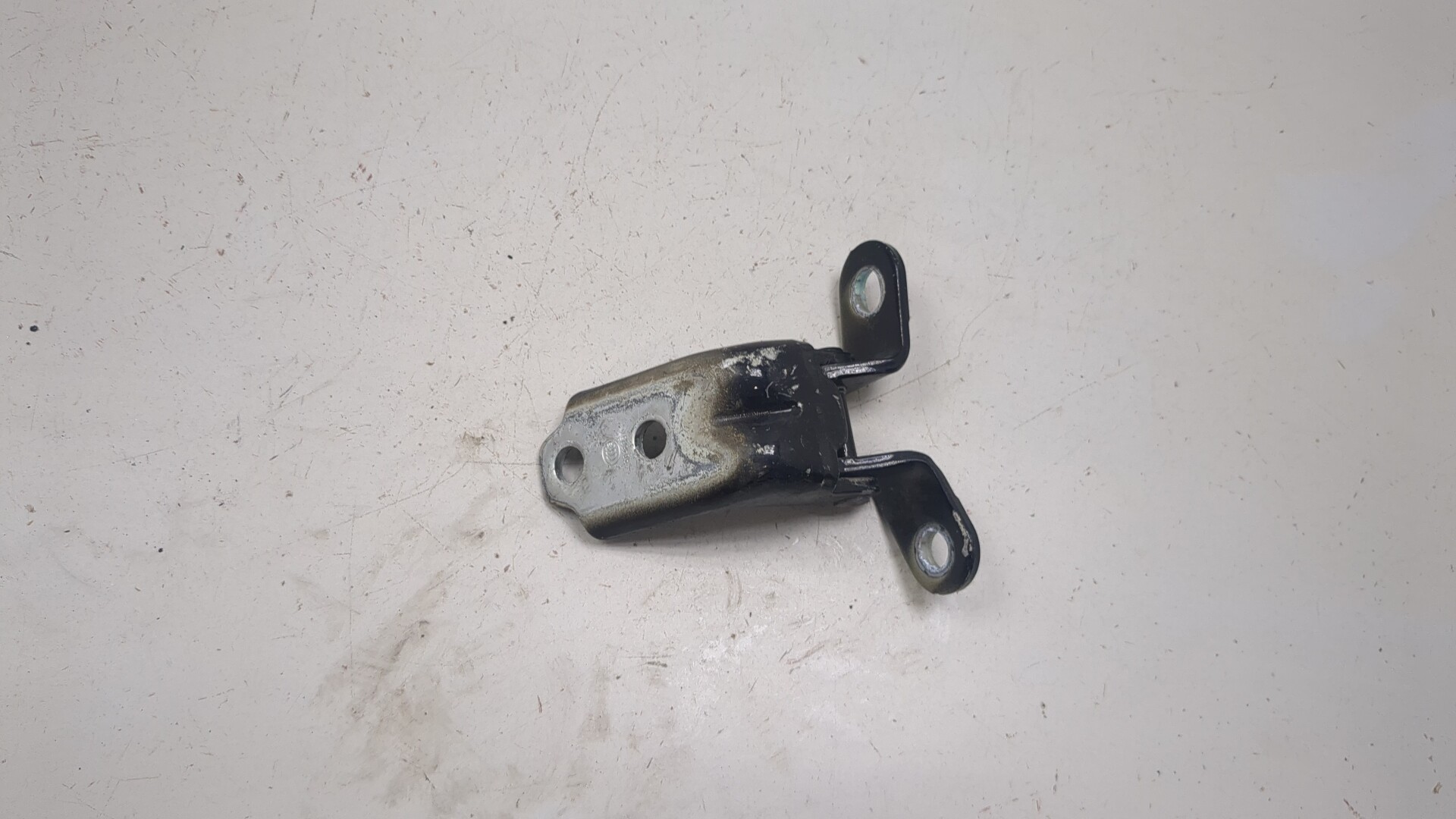 Петля двери