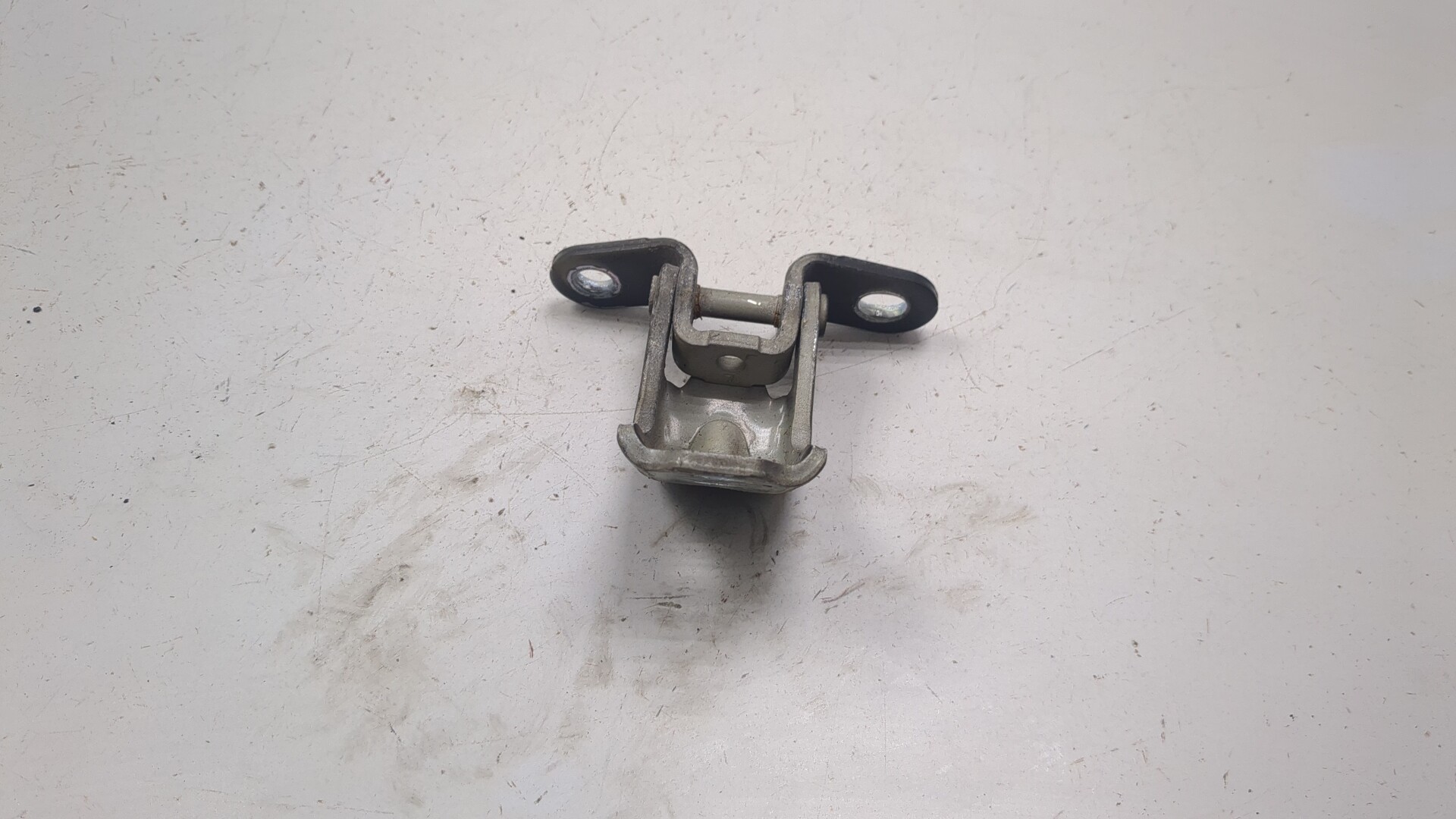 Петля двери