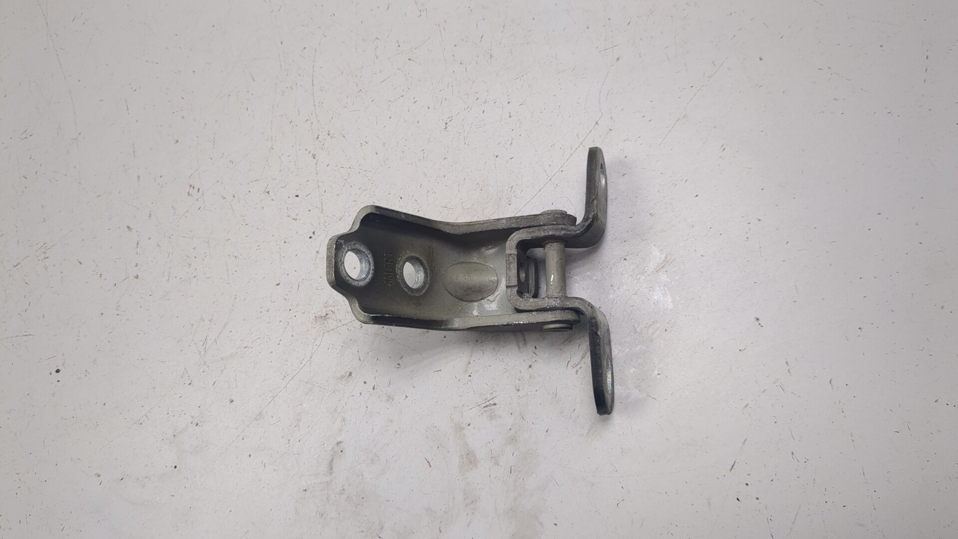 Петля двери