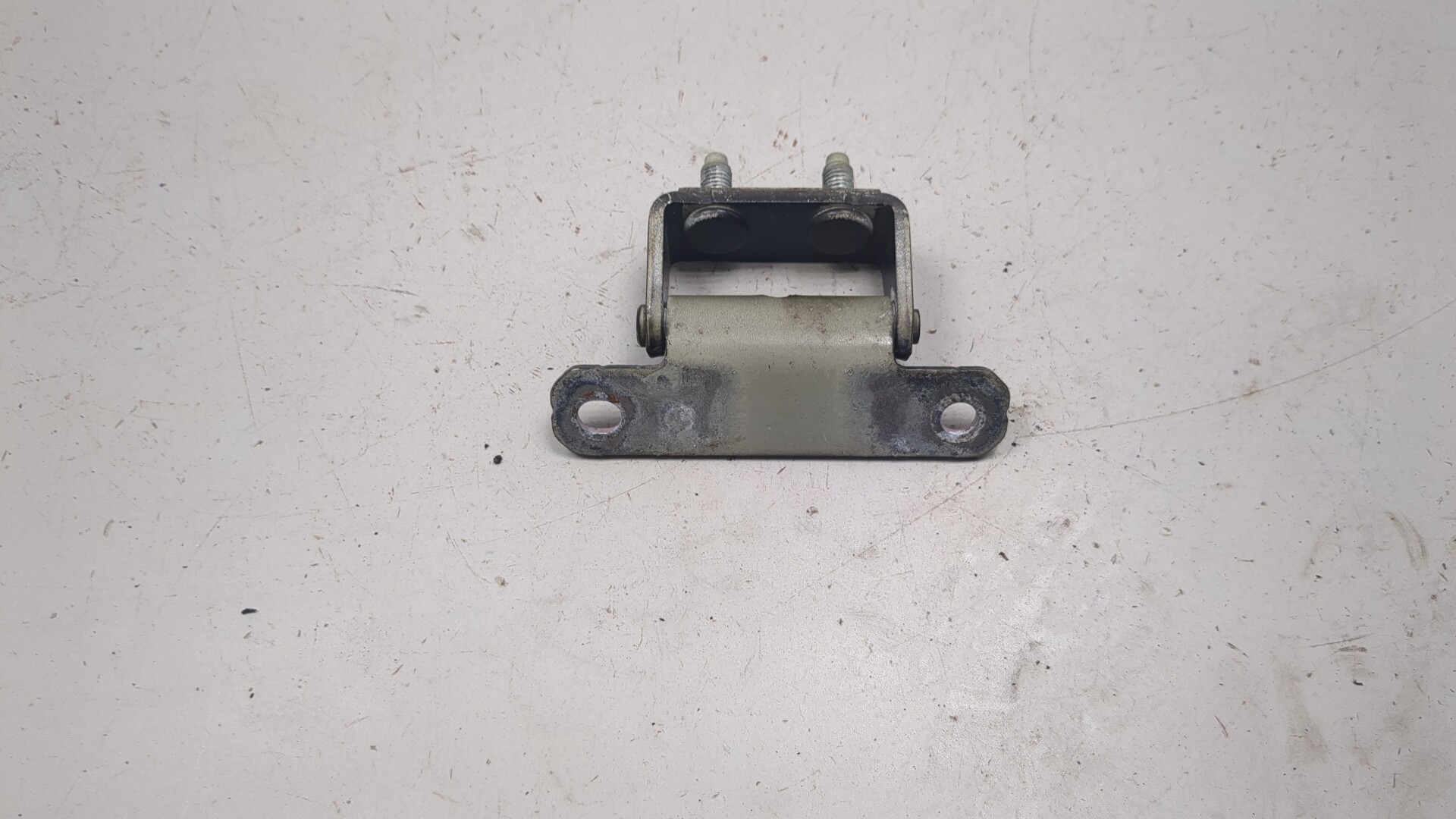 Петля двери