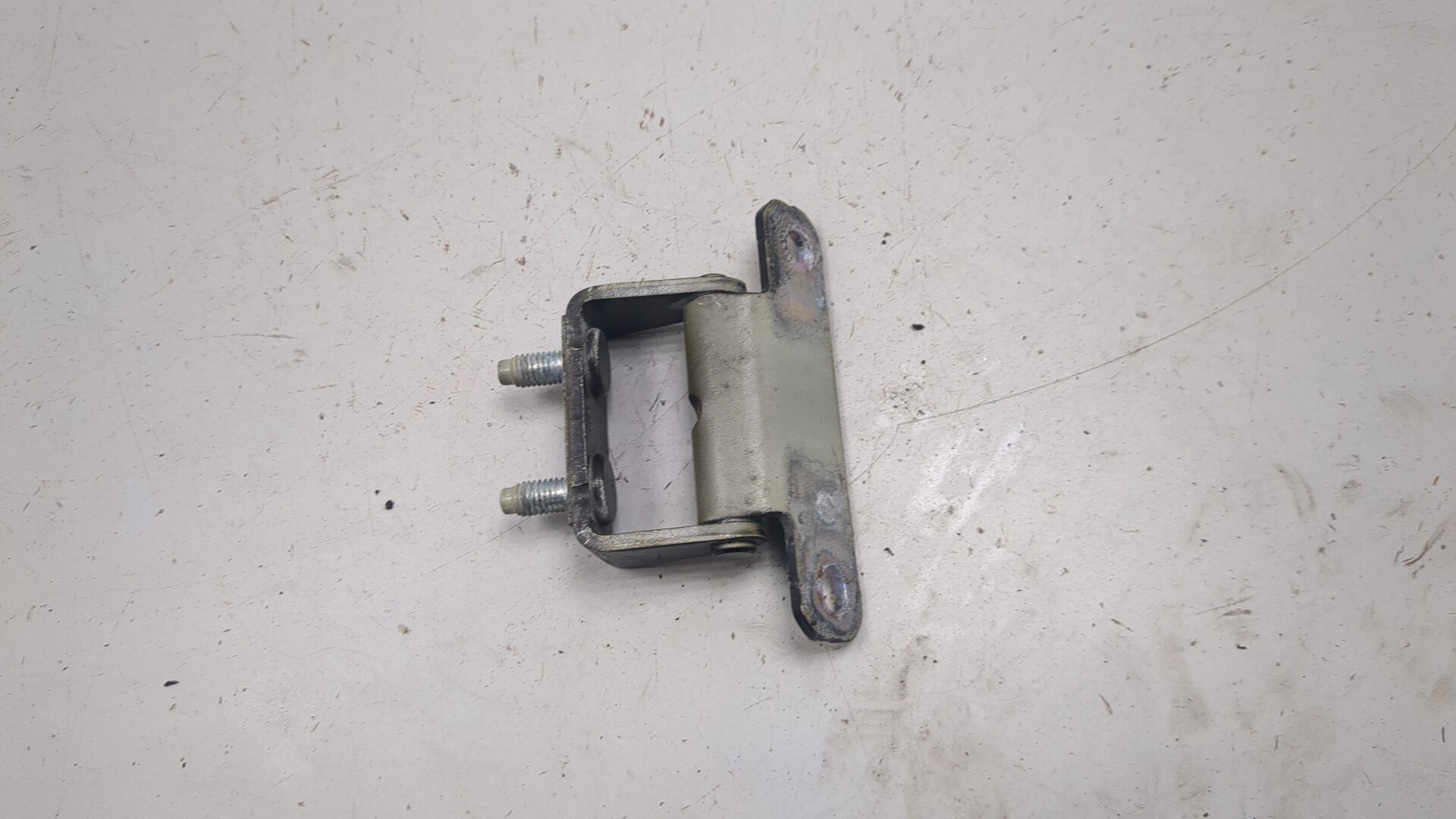 Петля двери