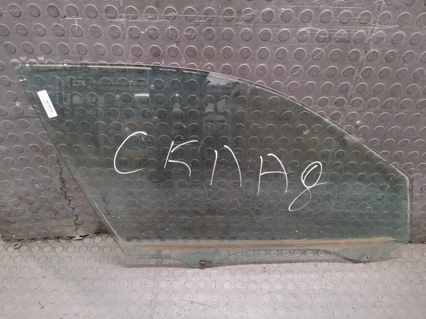 Стекло двери передней правой