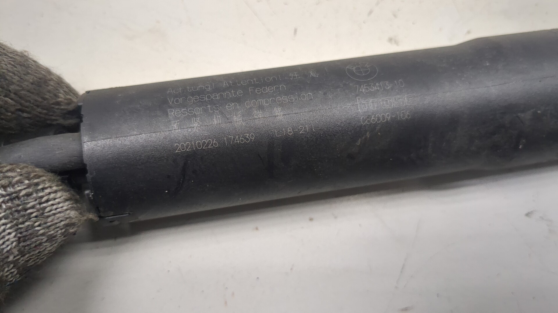 Амортизатор крышки багажника